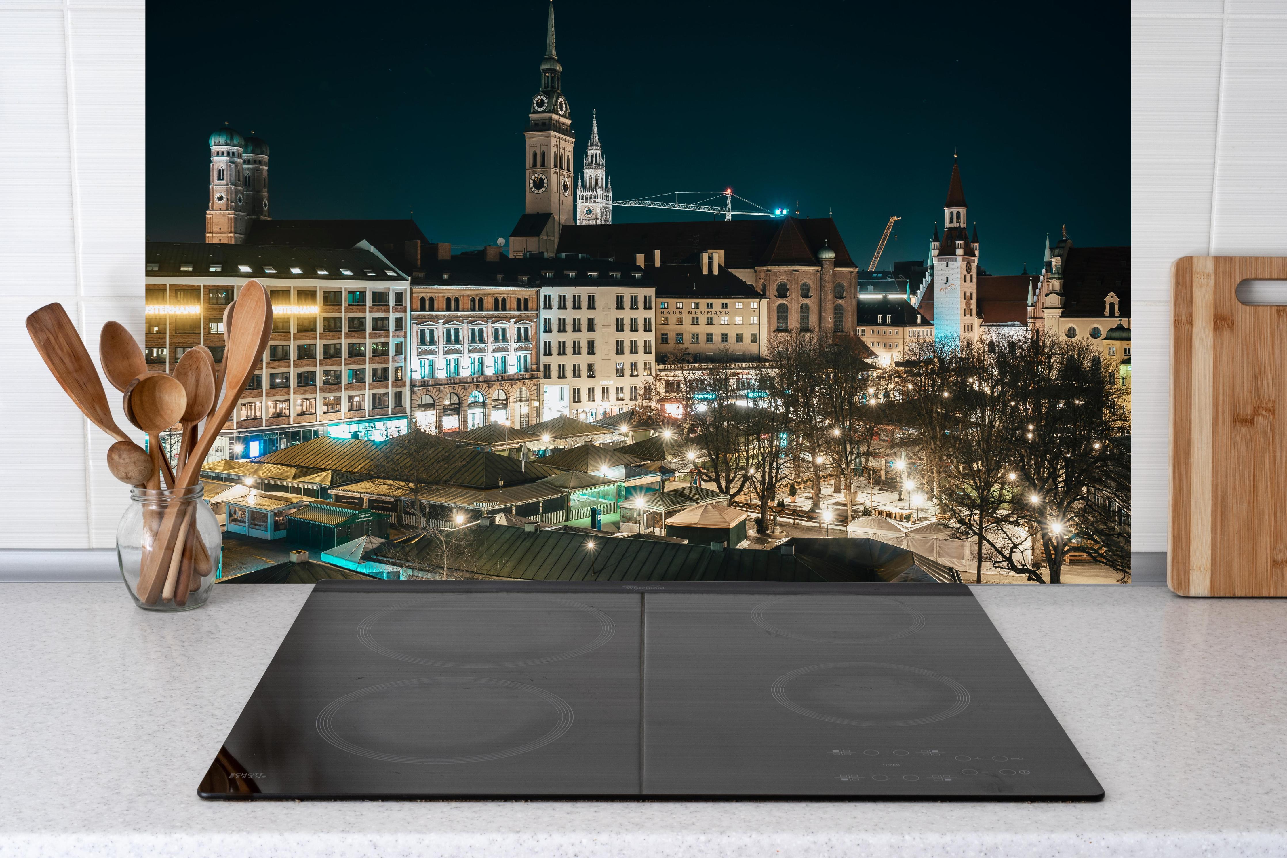 Küche - Blick über den Viktualienmarkt zur Frauenkirche - München hinter Cerankochfeld und Holz-Kochutensilien