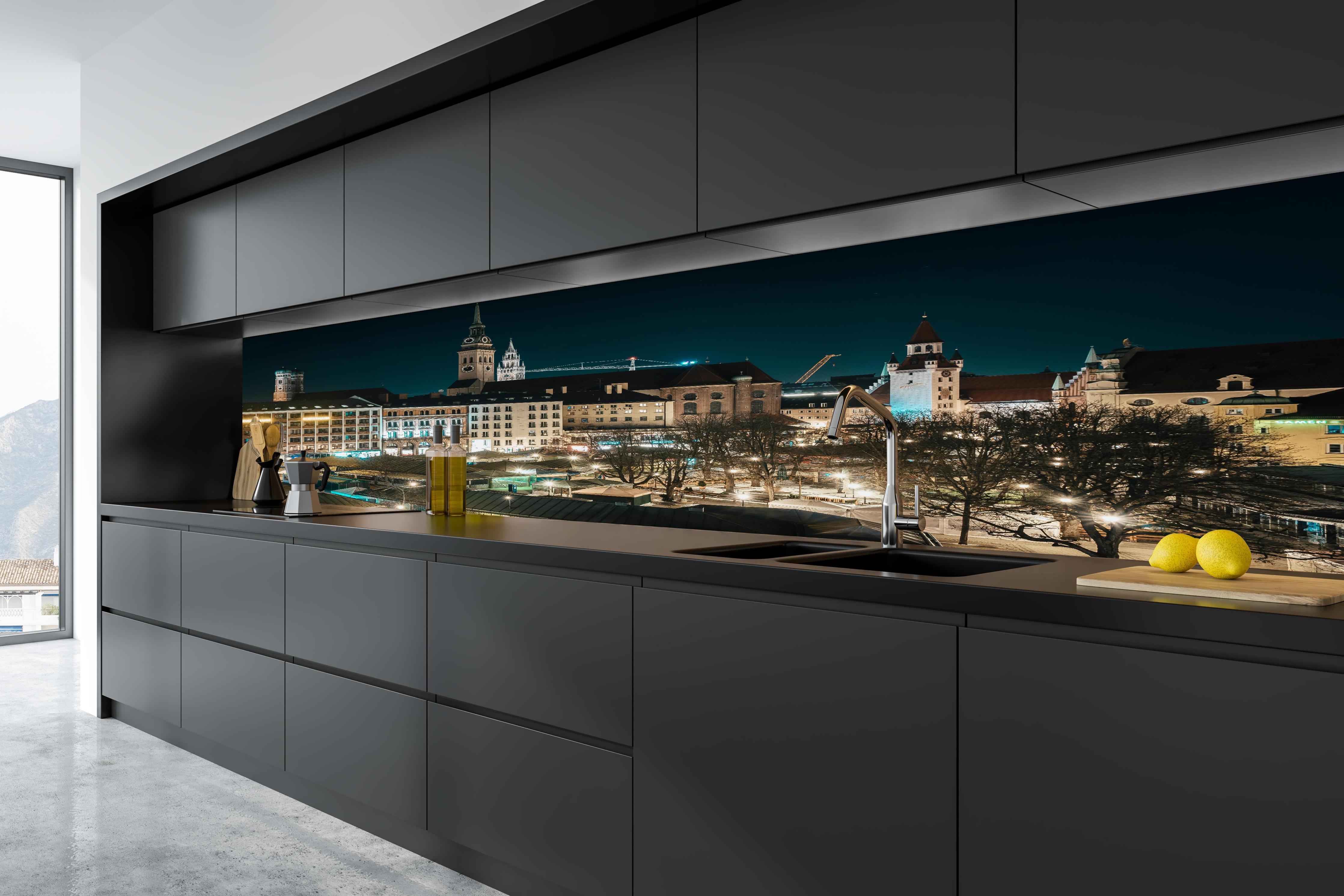 Küche - Blick über den Viktualienmarkt zur Frauenkirche - München in tiefschwarzer matt-premium Einbauküche