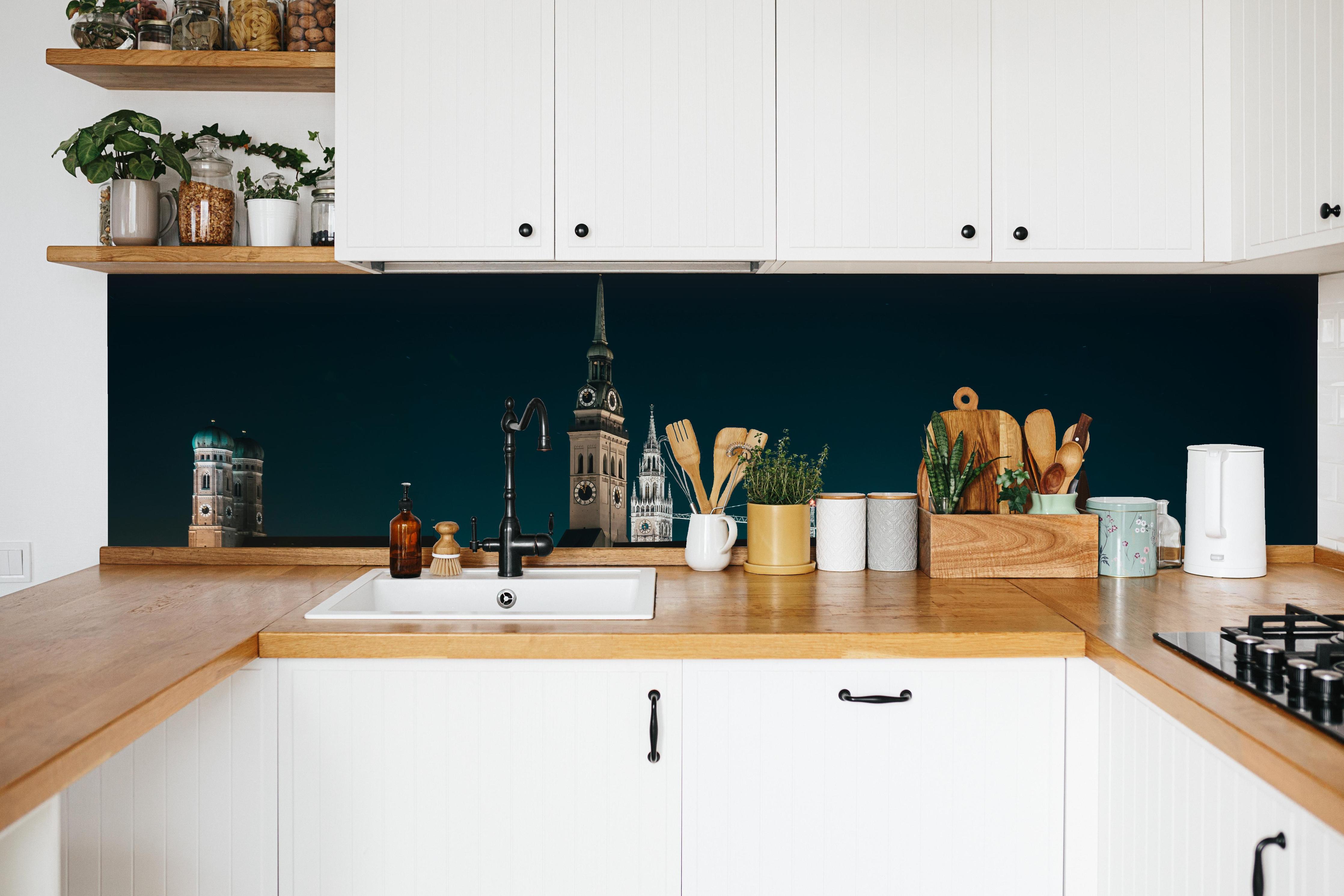 Küche - Blick über den Viktualienmarkt zur Frauenkirche - München in weißer Küche hinter Gewürzen und Kochlöffeln aus Holz
