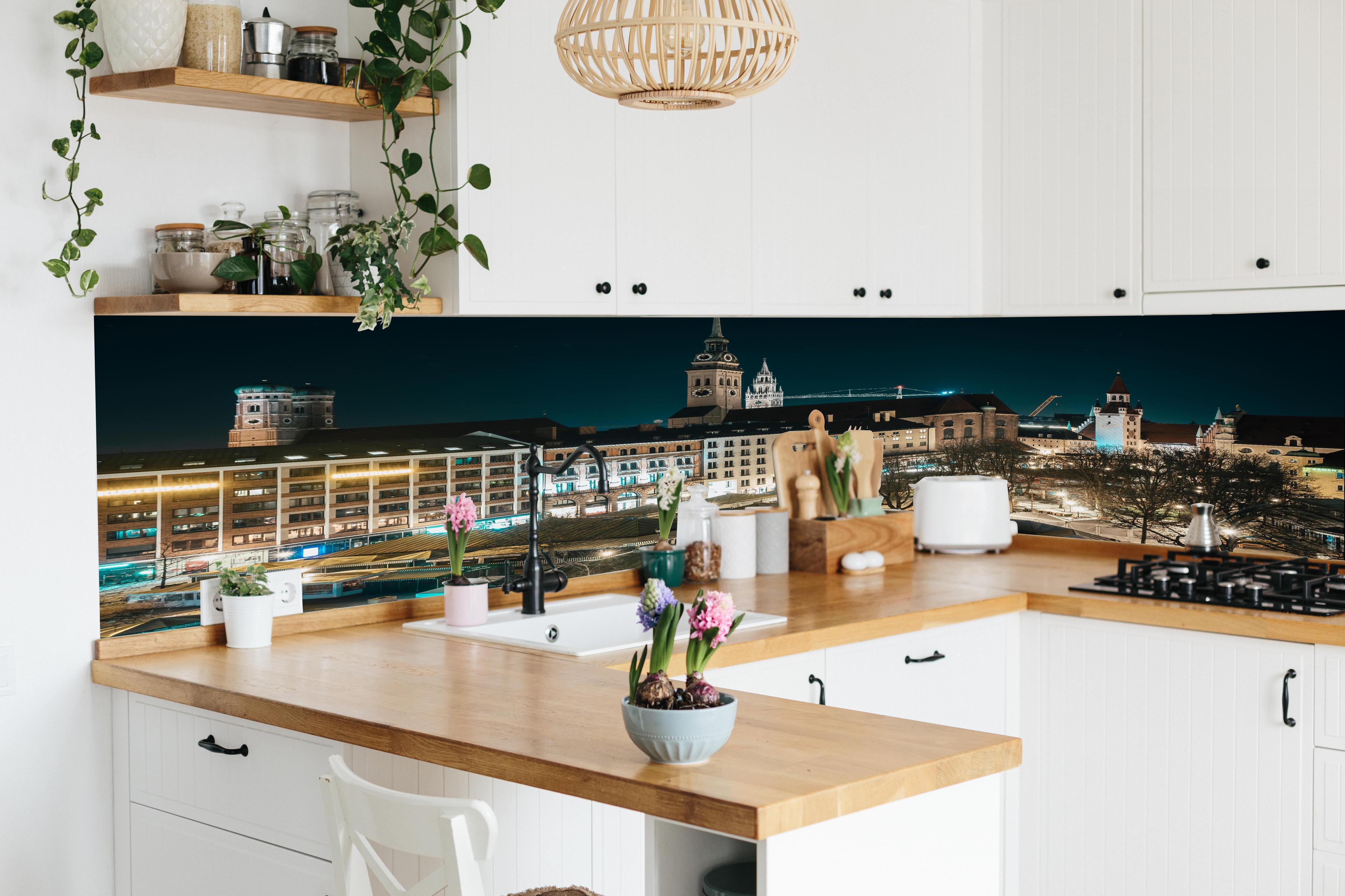 Küche - Blick über den Viktualienmarkt zur Frauenkirche - München in lebendiger Küche mit bunten Blumen