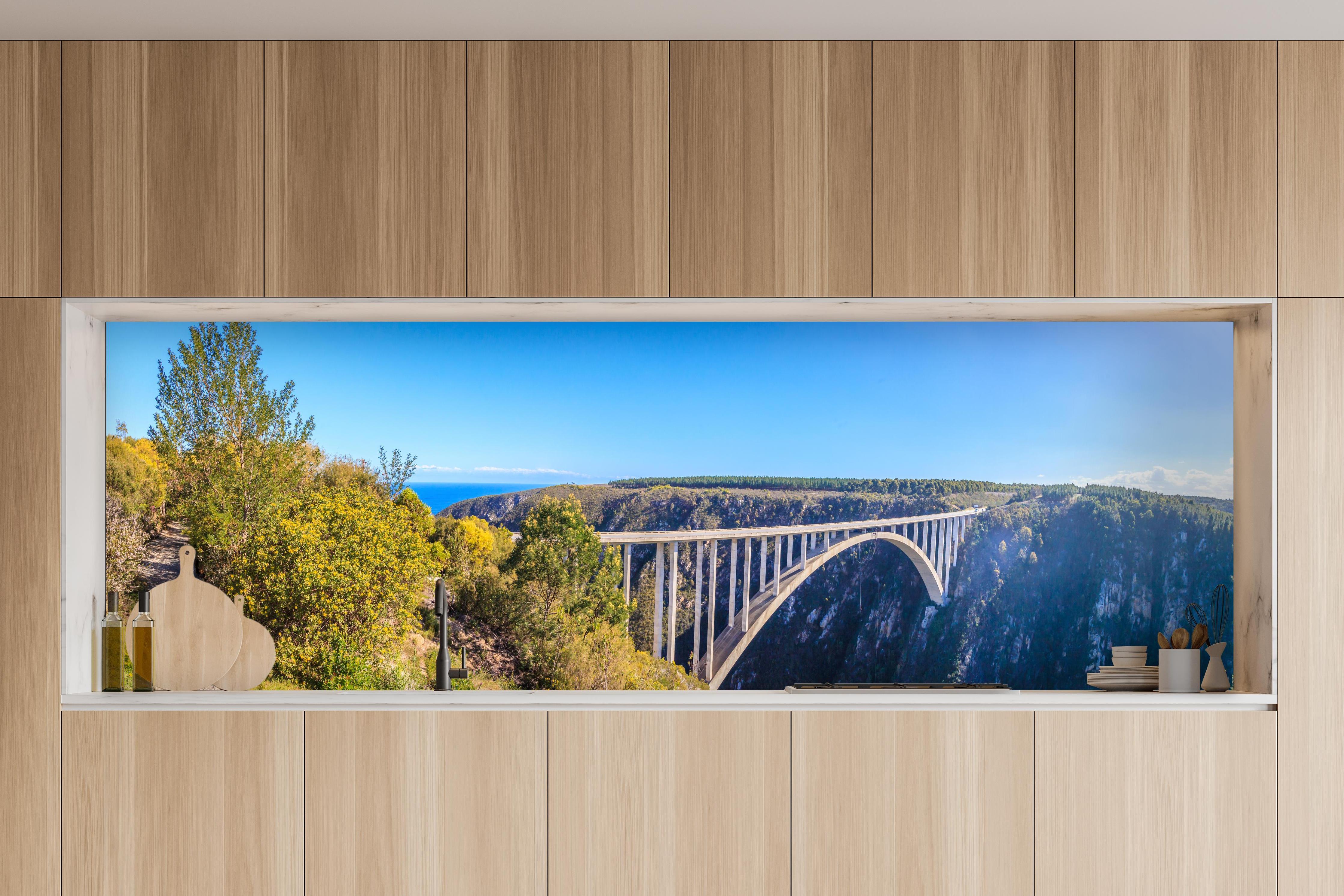 Küche - Bloukrans Bridge - Tsitsikama Nationalpark in charakteristischer Vollholz-Küche mit modernem Gasherd