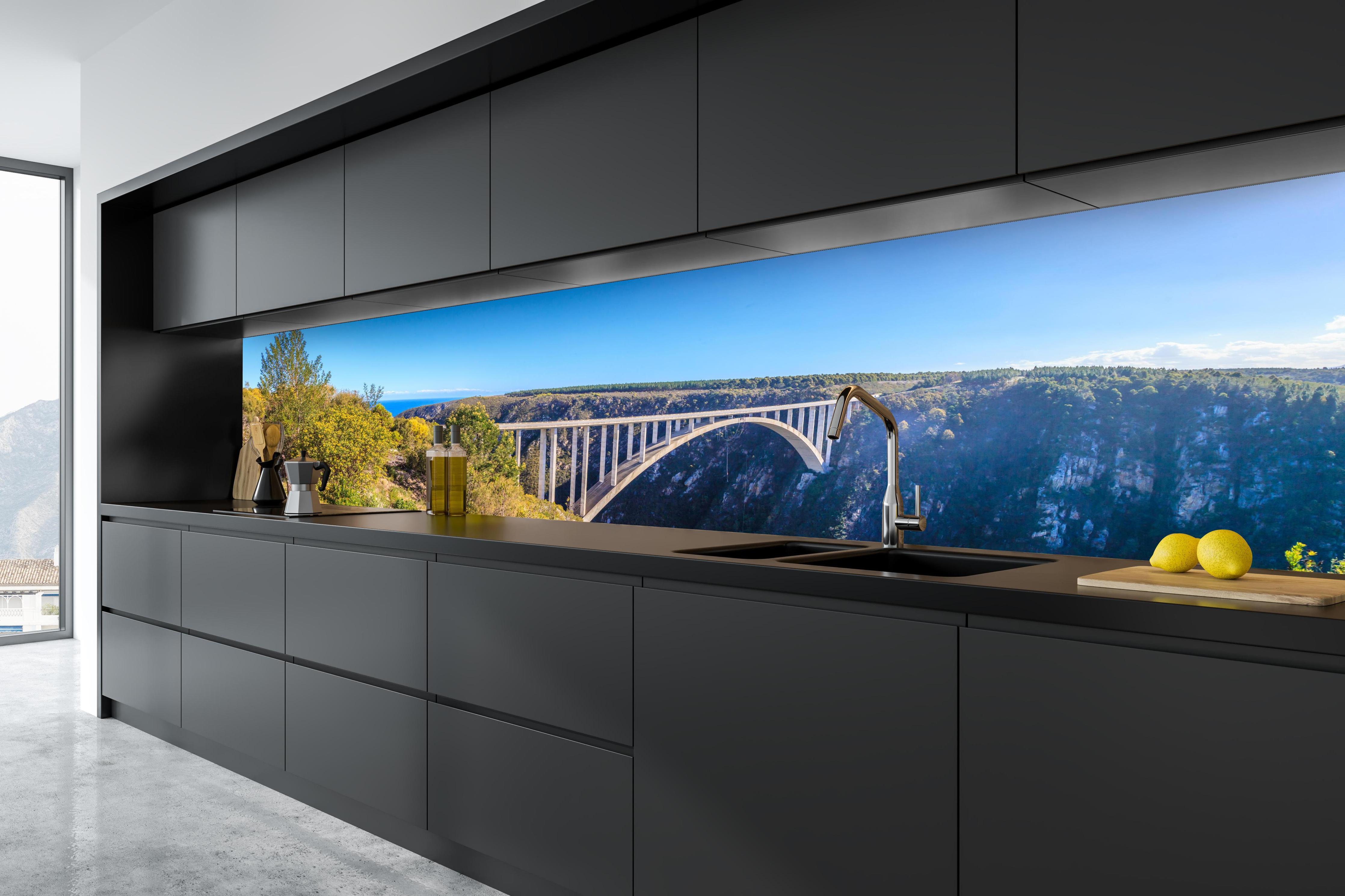 Küche - Bloukrans Bridge - Tsitsikama Nationalpark in tiefschwarzer matt-premium Einbauküche