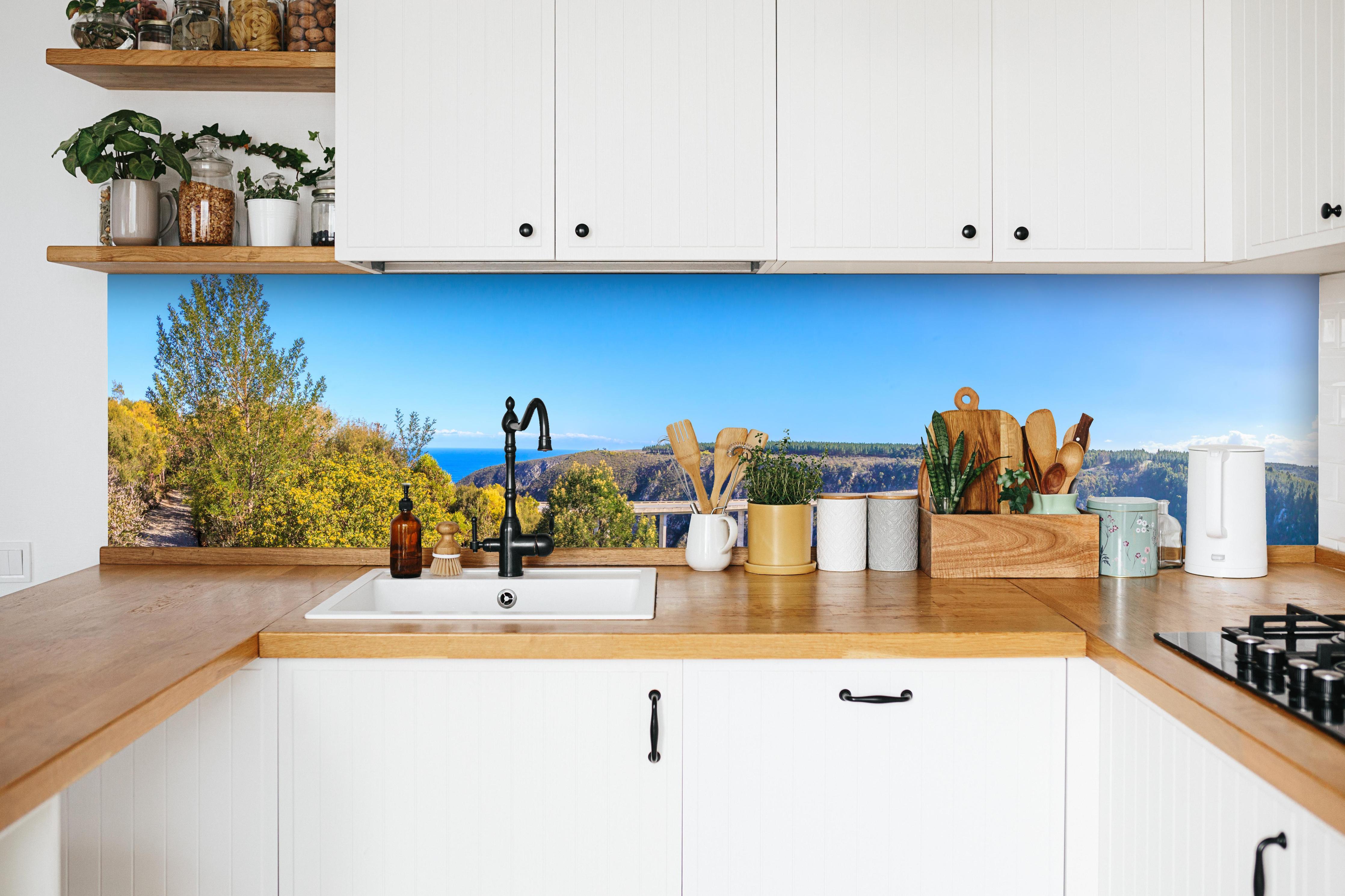 Küche - Bloukrans Bridge - Tsitsikama Nationalpark in weißer Küche hinter Gewürzen und Kochlöffeln aus Holz