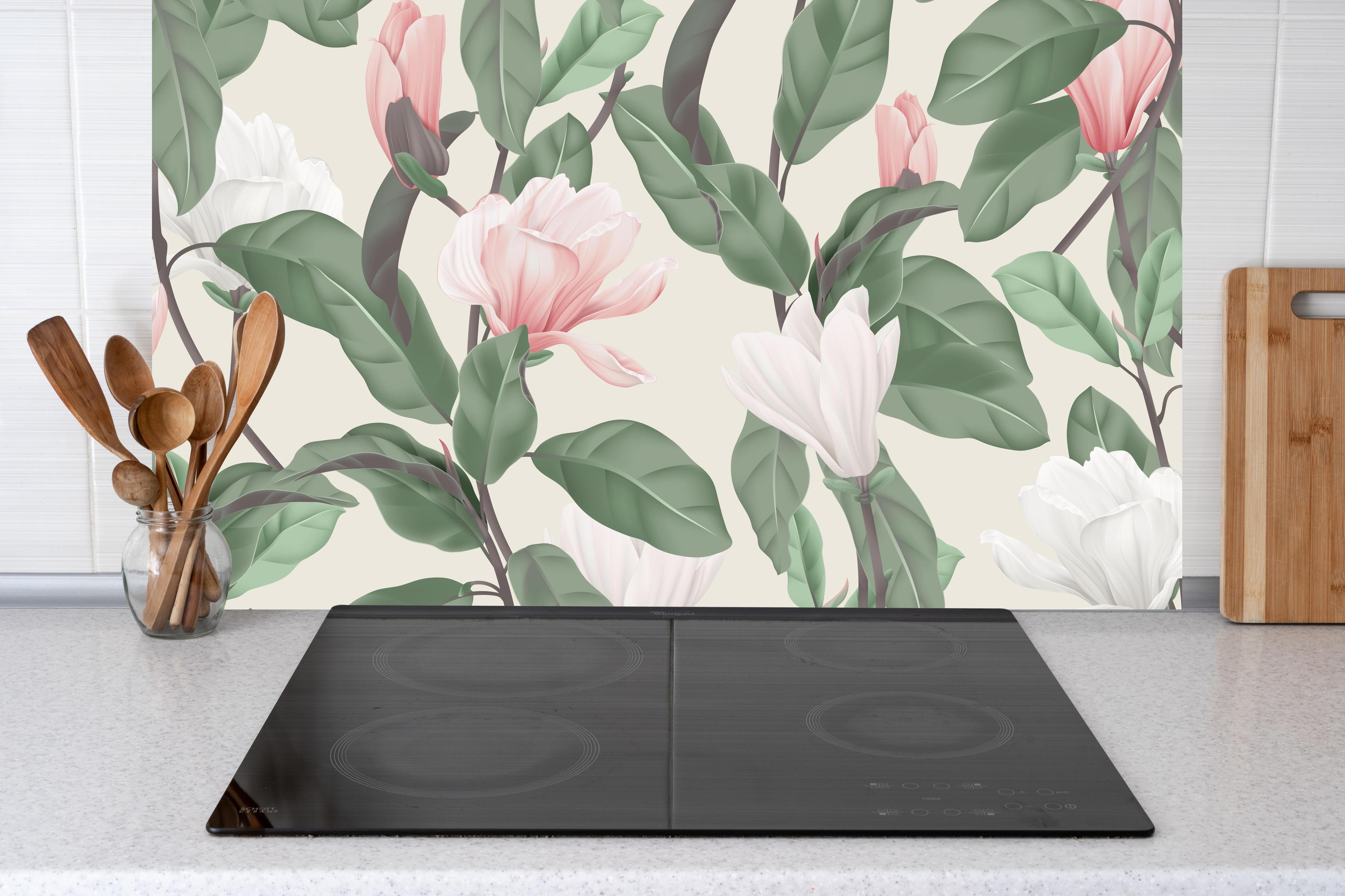 Küche - Blüten - wild & wunderschön hinter Cerankochfeld und Holz-Kochutensilien