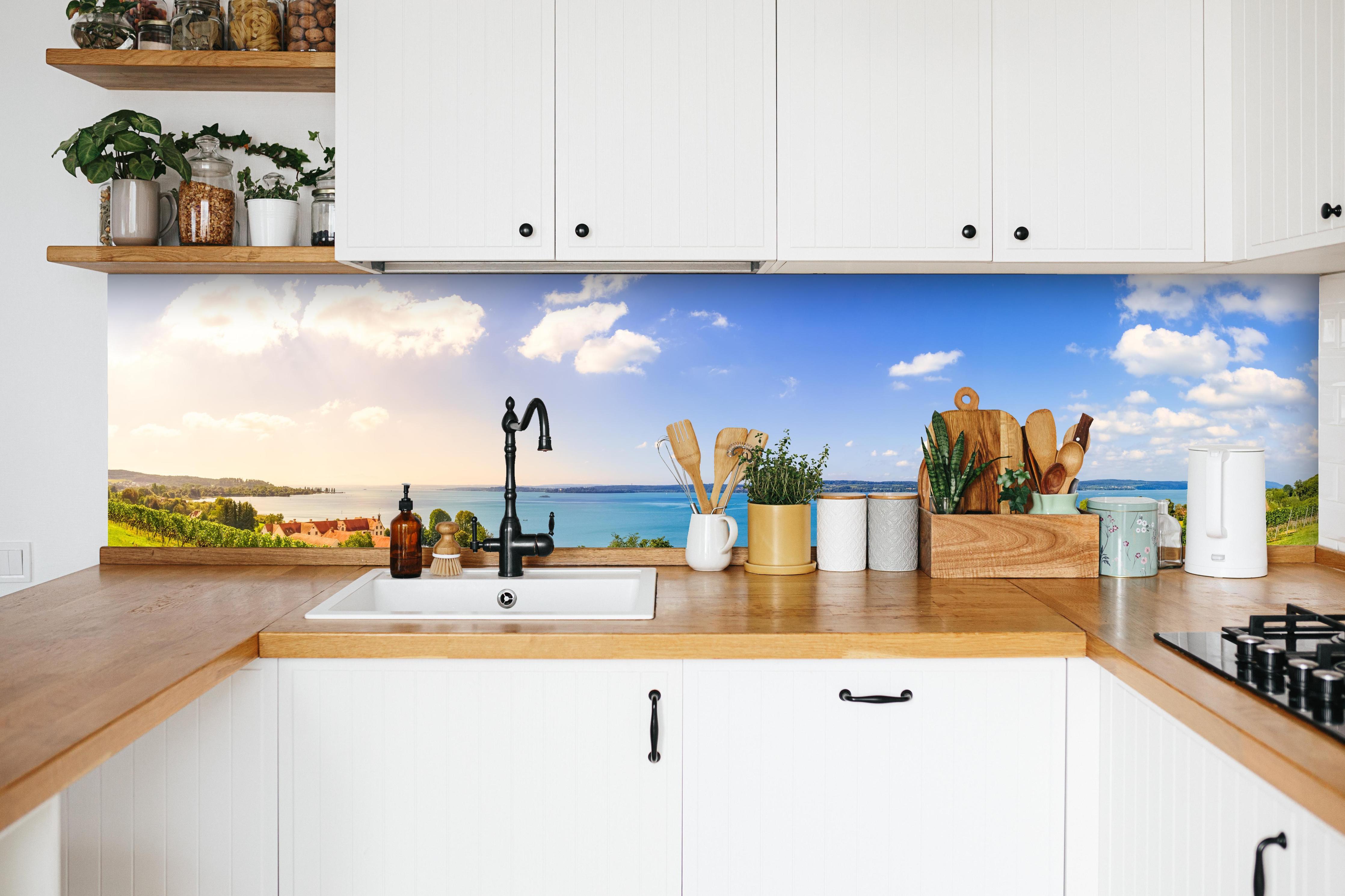 Küche - Bodensee Panorama in Birnau in weißer Küche hinter Gewürzen und Kochlöffeln aus Holz