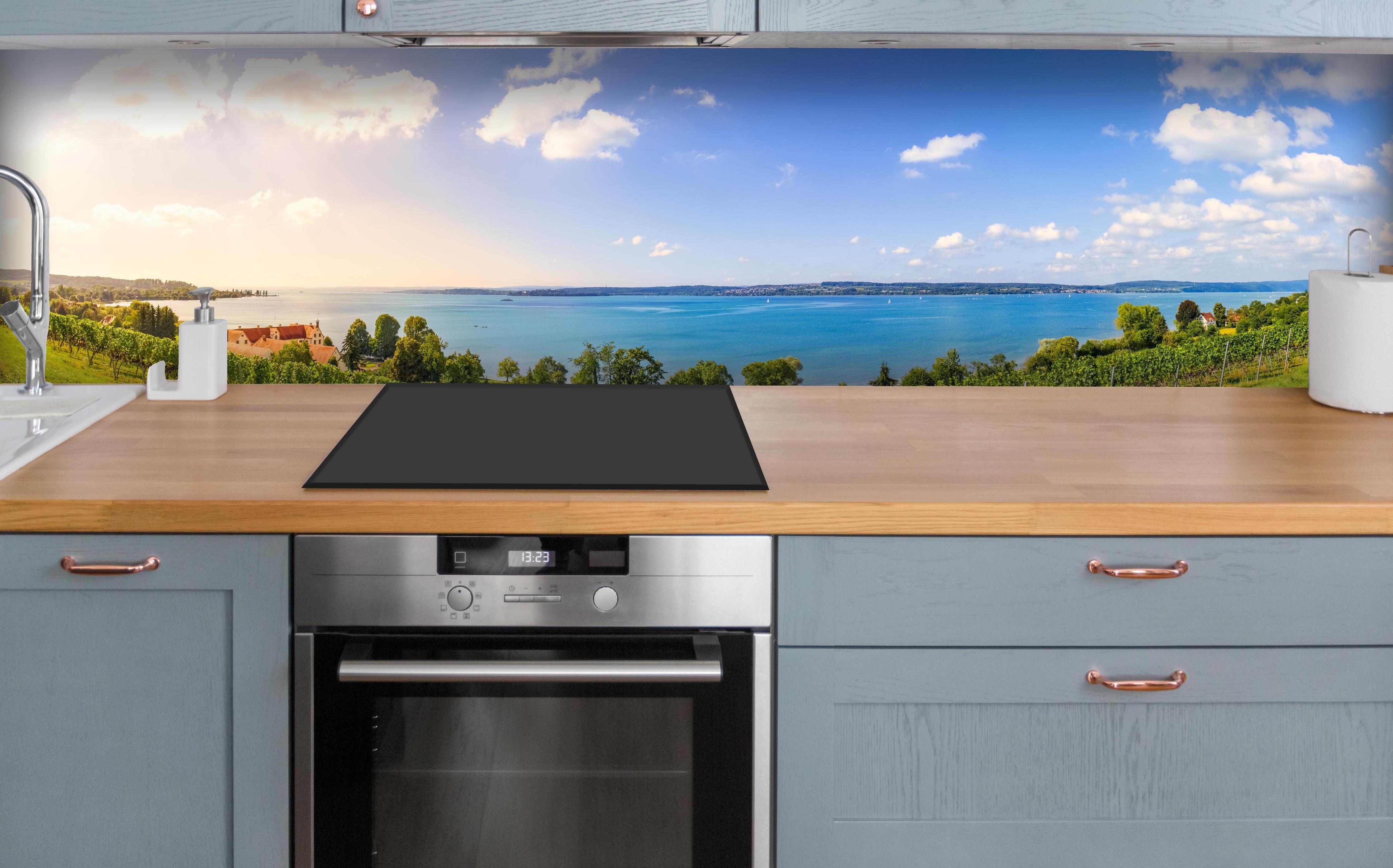 Küche - Bodensee Panorama in Birnau über polierter Holzarbeitsplatte mit Cerankochfeld