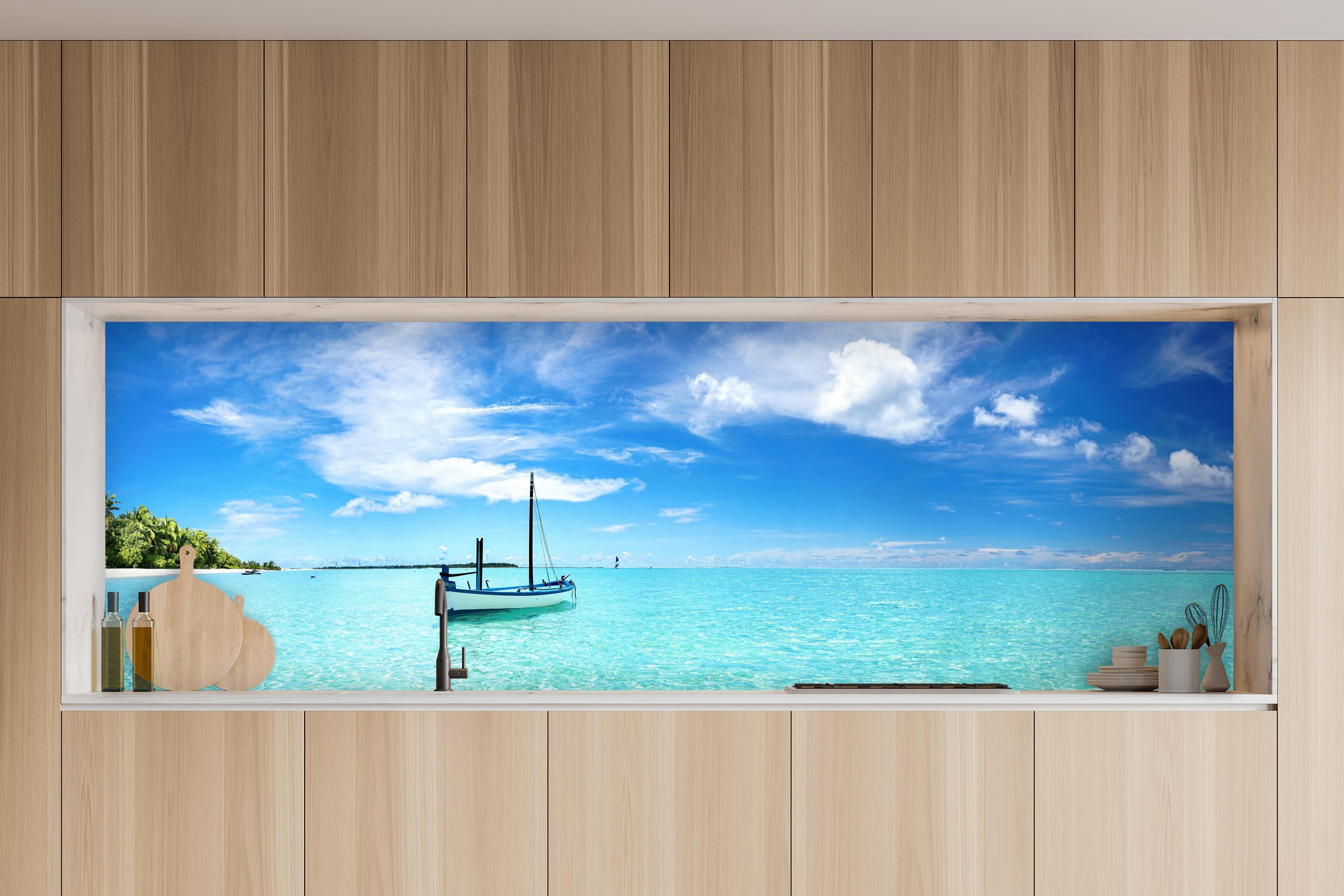 Küche - Boot im türkisfarbenen Meerwasser in charakteristischer Vollholz-Küche mit modernem Gasherd