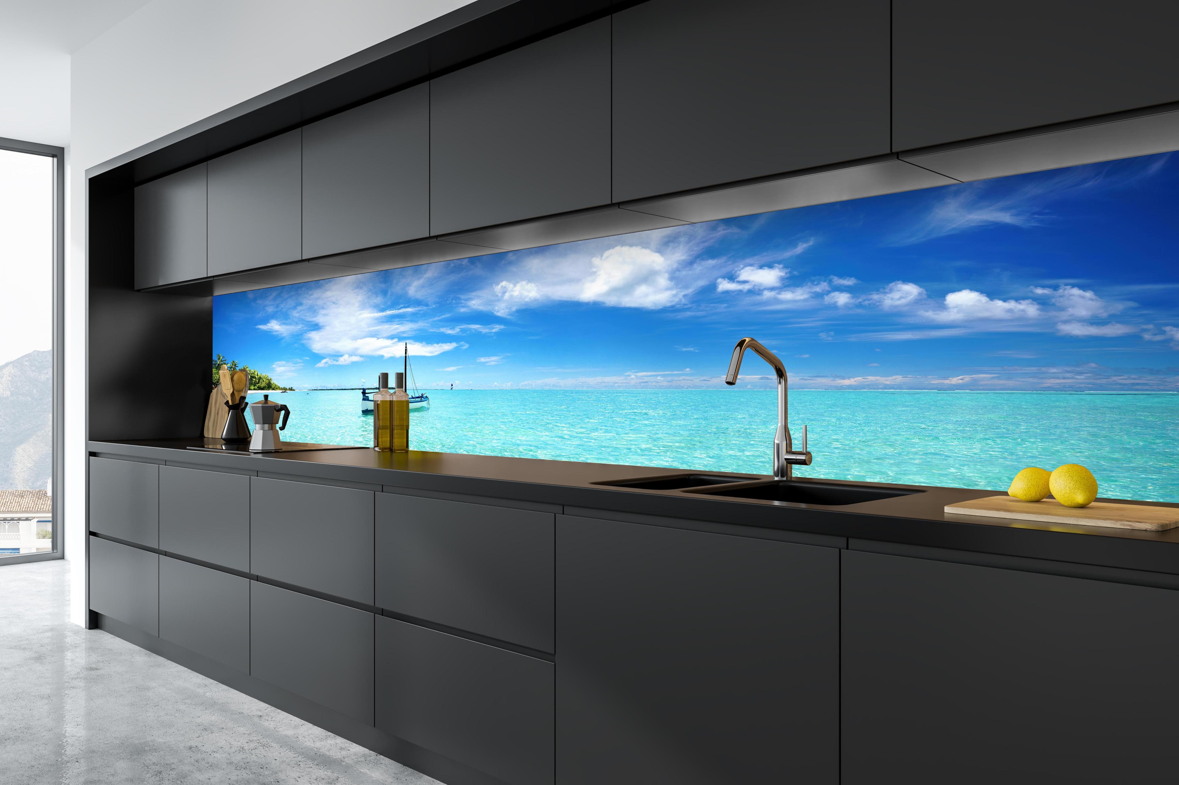 Küche - Boot im türkisfarbenen Meerwasser in tiefschwarzer matt-premium Einbauküche