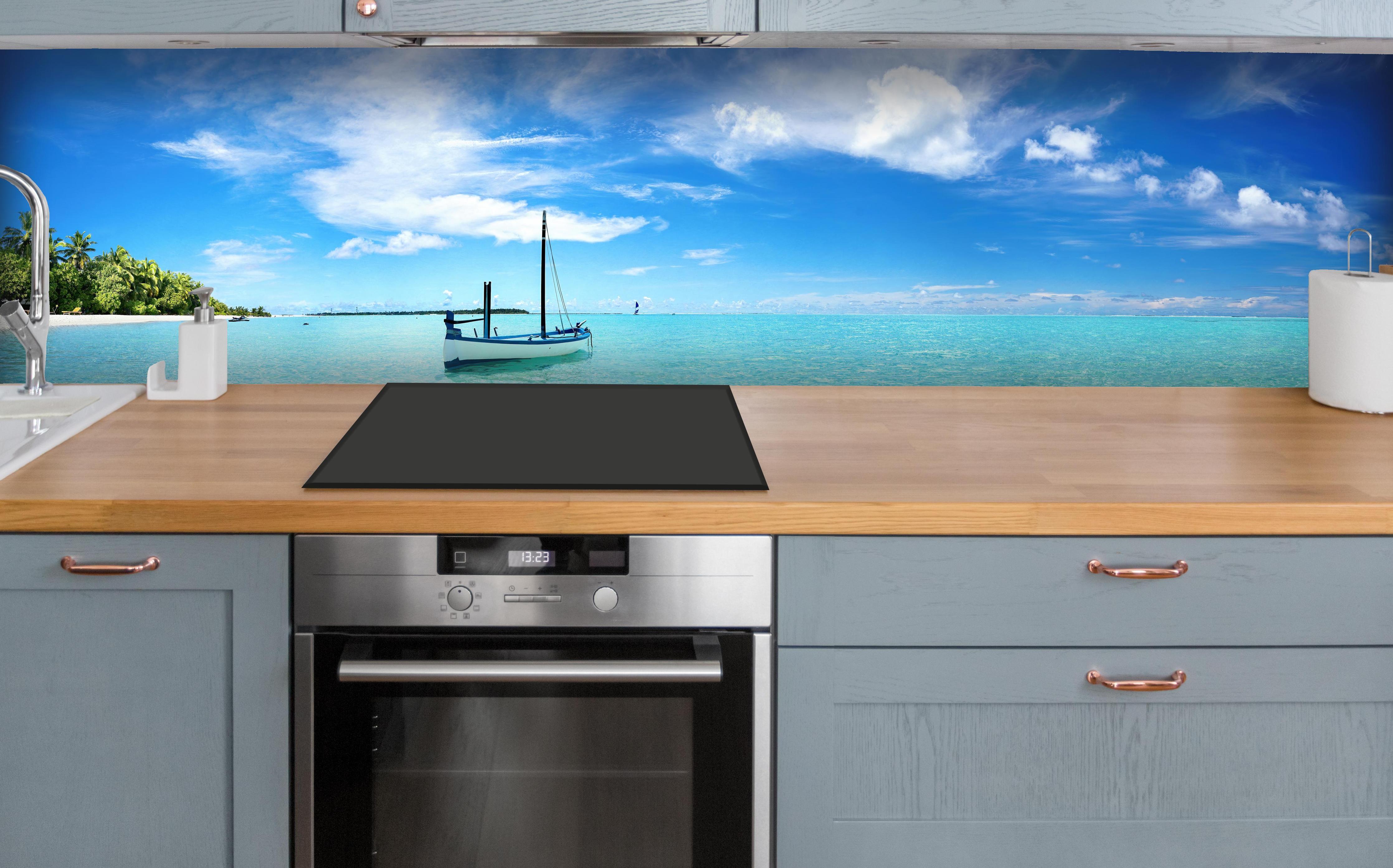 Küche - Boot im türkisfarbenen Meerwasser über polierter Holzarbeitsplatte mit Cerankochfeld