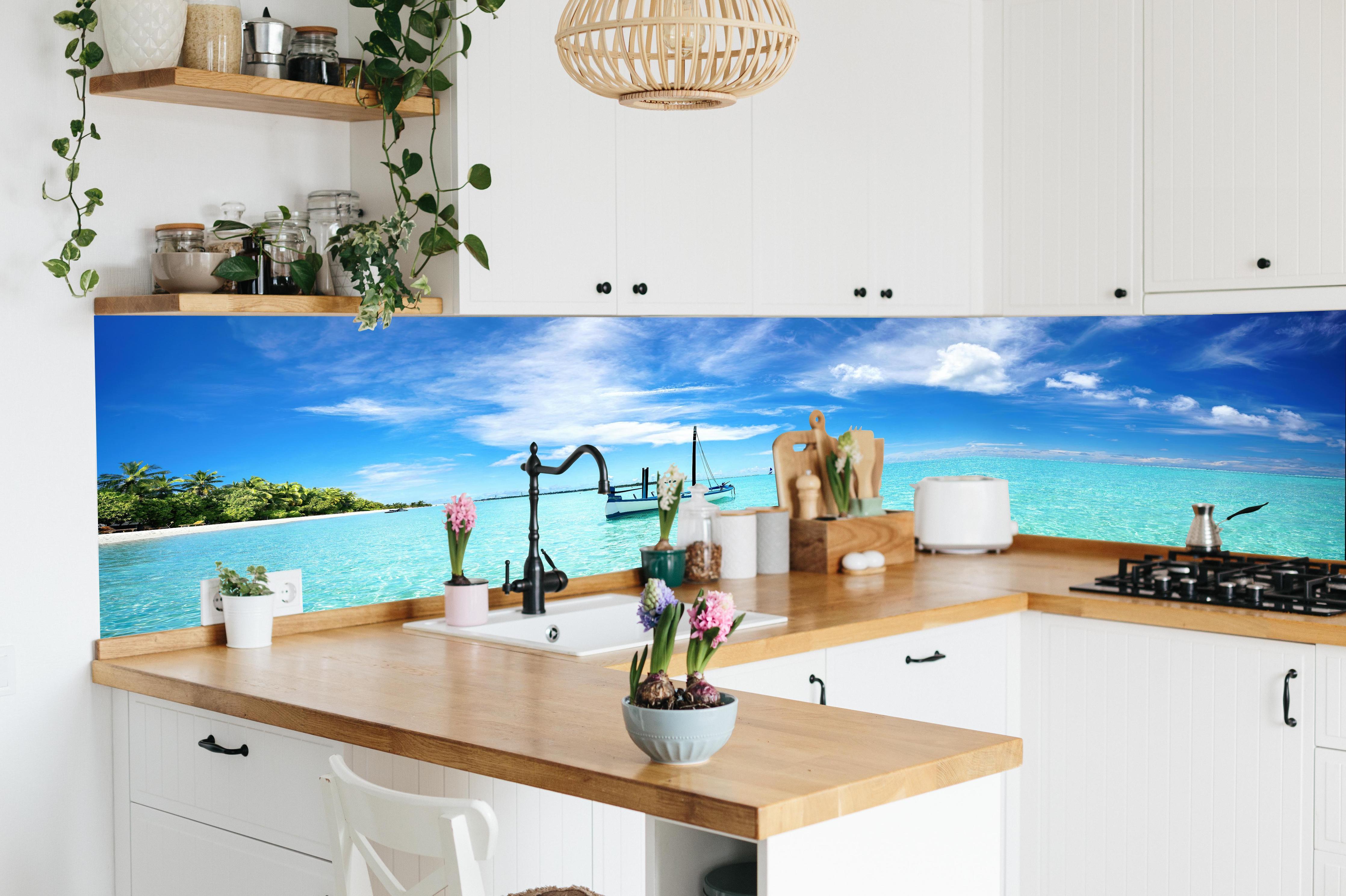 Küche - Boot im türkisfarbenen Meerwasser in lebendiger Küche mit bunten Blumen