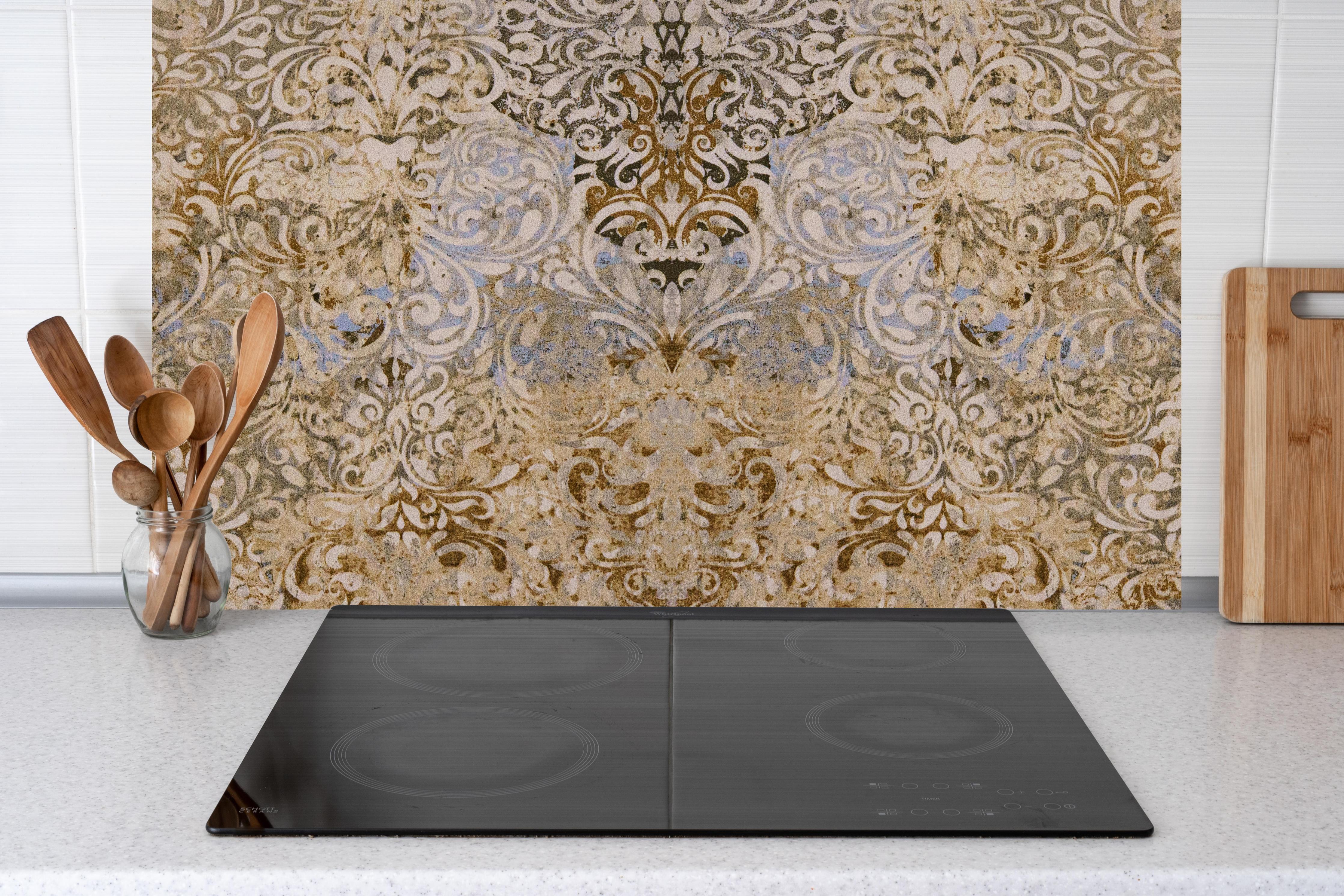 Küche - Bräunliche Vintage Tapete hinter Cerankochfeld und Holz-Kochutensilien