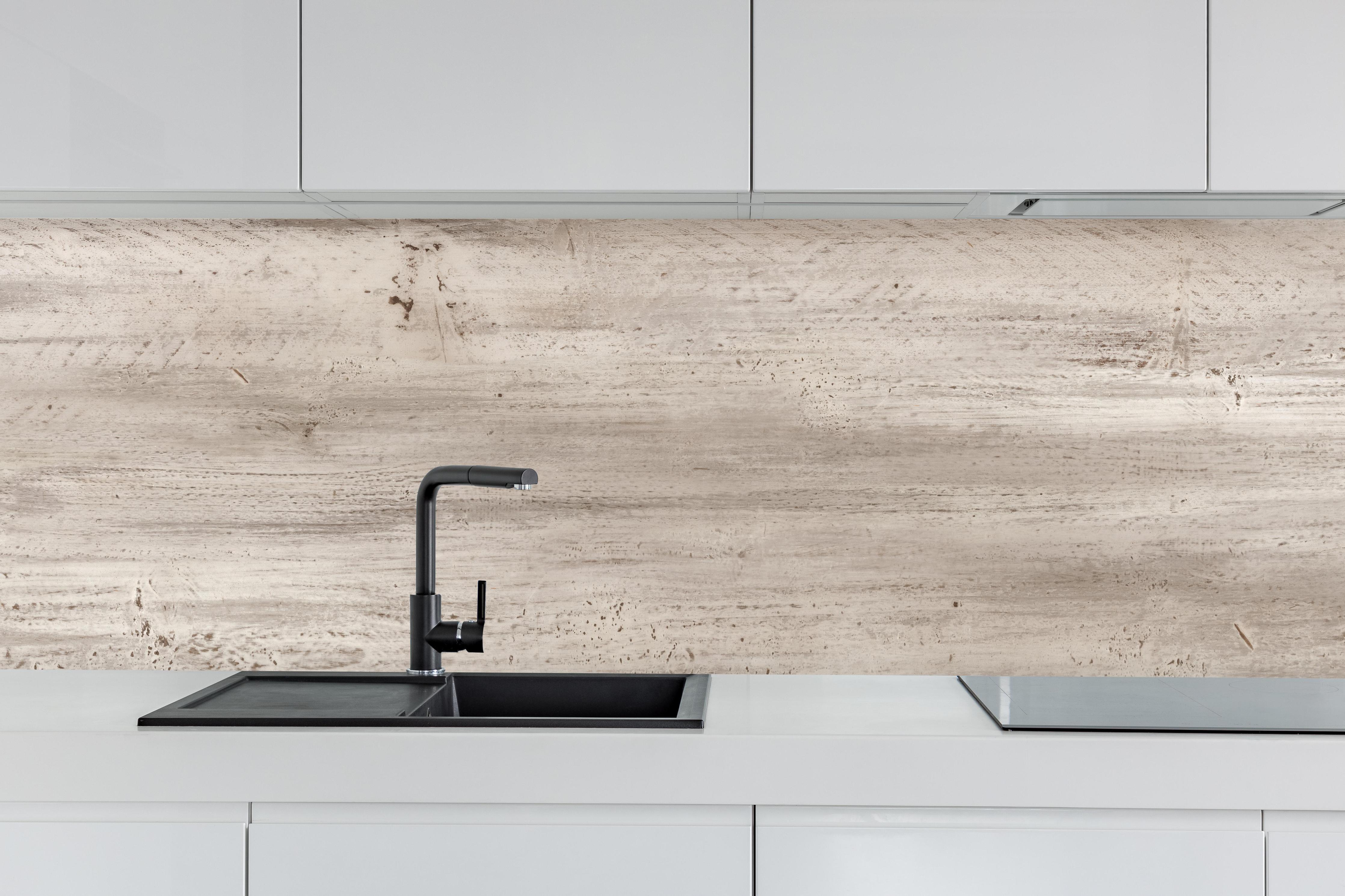 Küche - Bräunliche alte Holztextur hinter weißen Hochglanz-Küchenregalen und schwarzem Wasserhahn