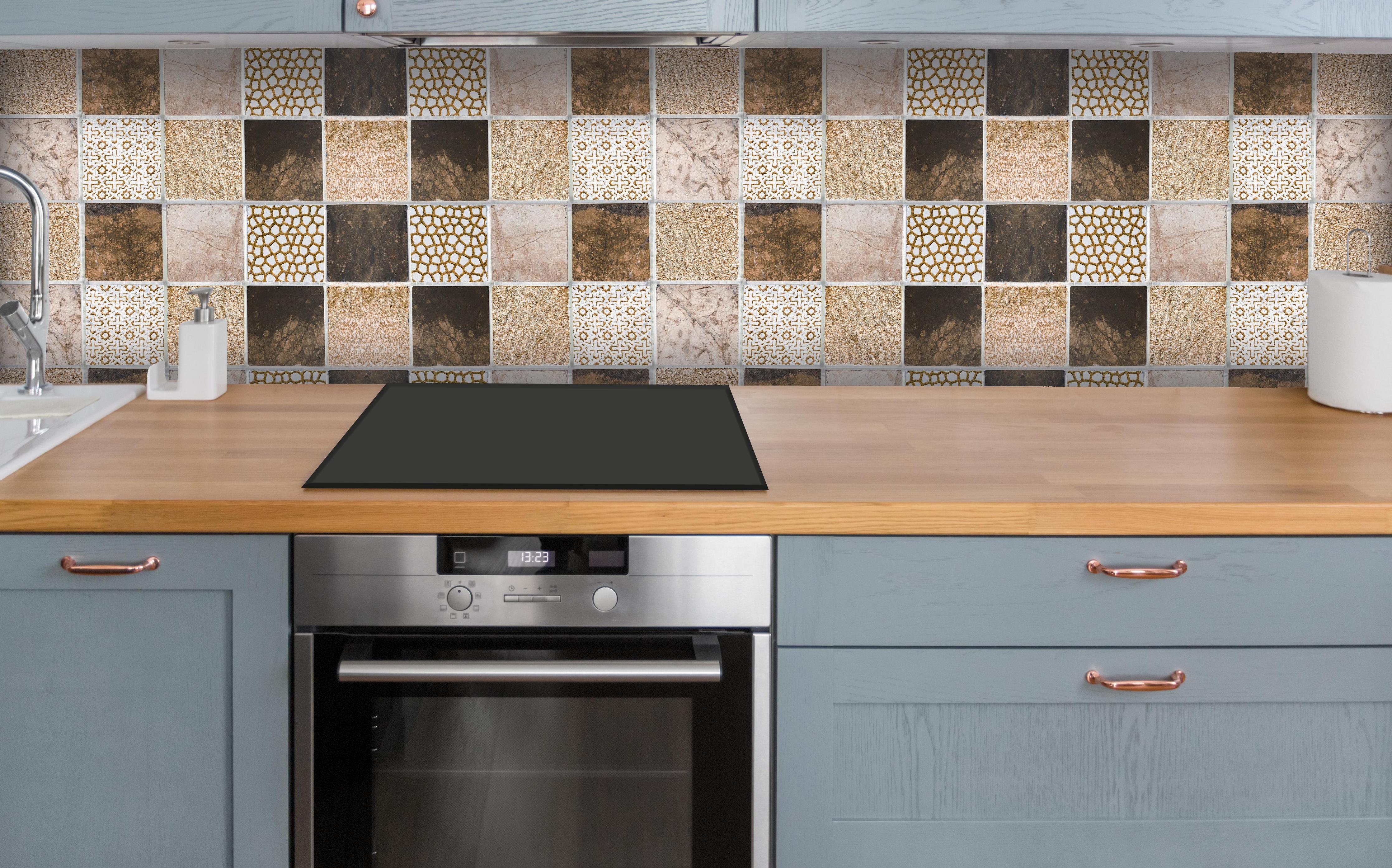 Küche - Bräunliche quadratische Mosaiktextur über polierter Holzarbeitsplatte mit Cerankochfeld