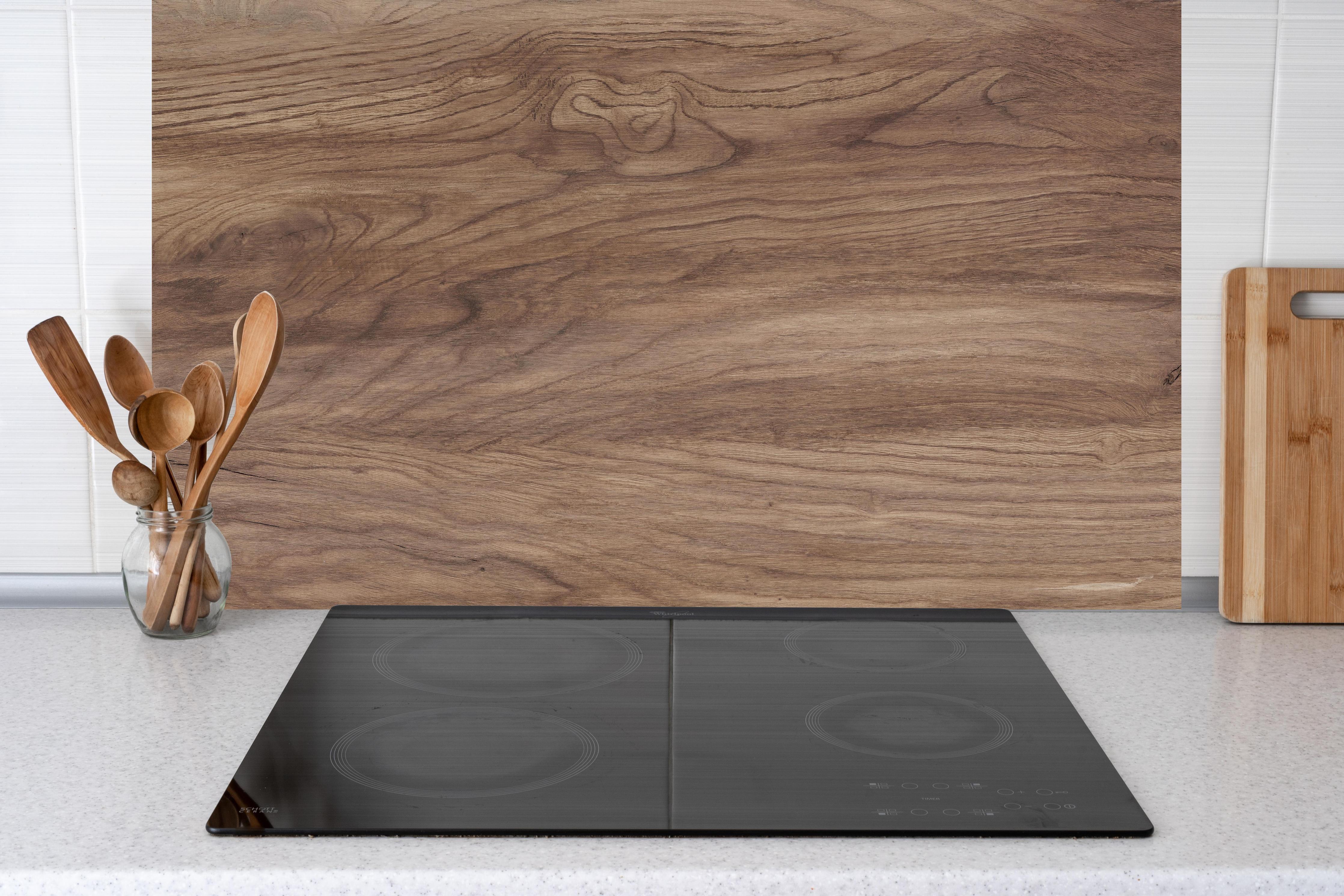 Küche - Braune Holz Textur mit Muster hinter Cerankochfeld und Holz-Kochutensilien