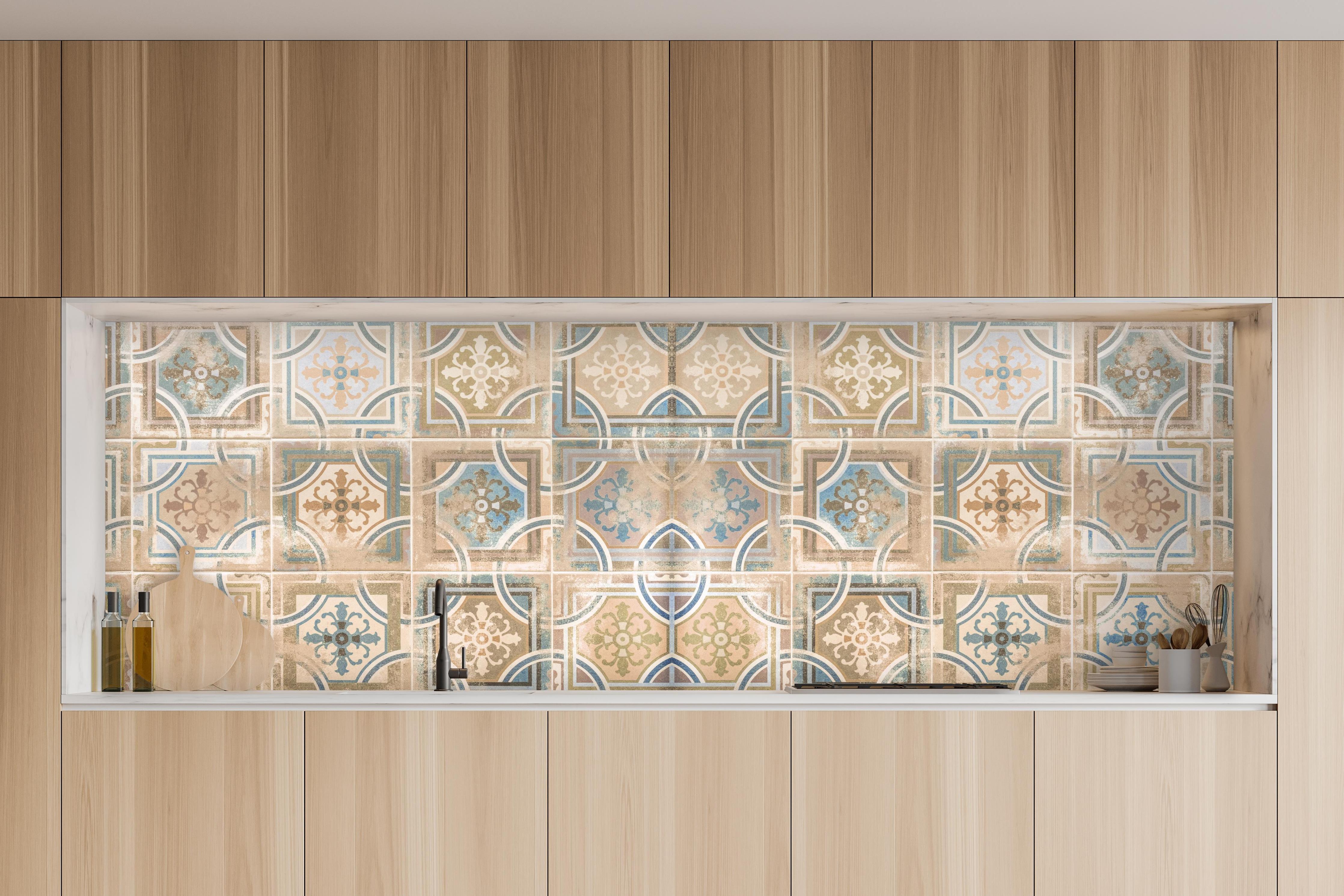 Küche - Braune Keramik Fliesen in charakteristischer Vollholz-Küche mit modernem Gasherd