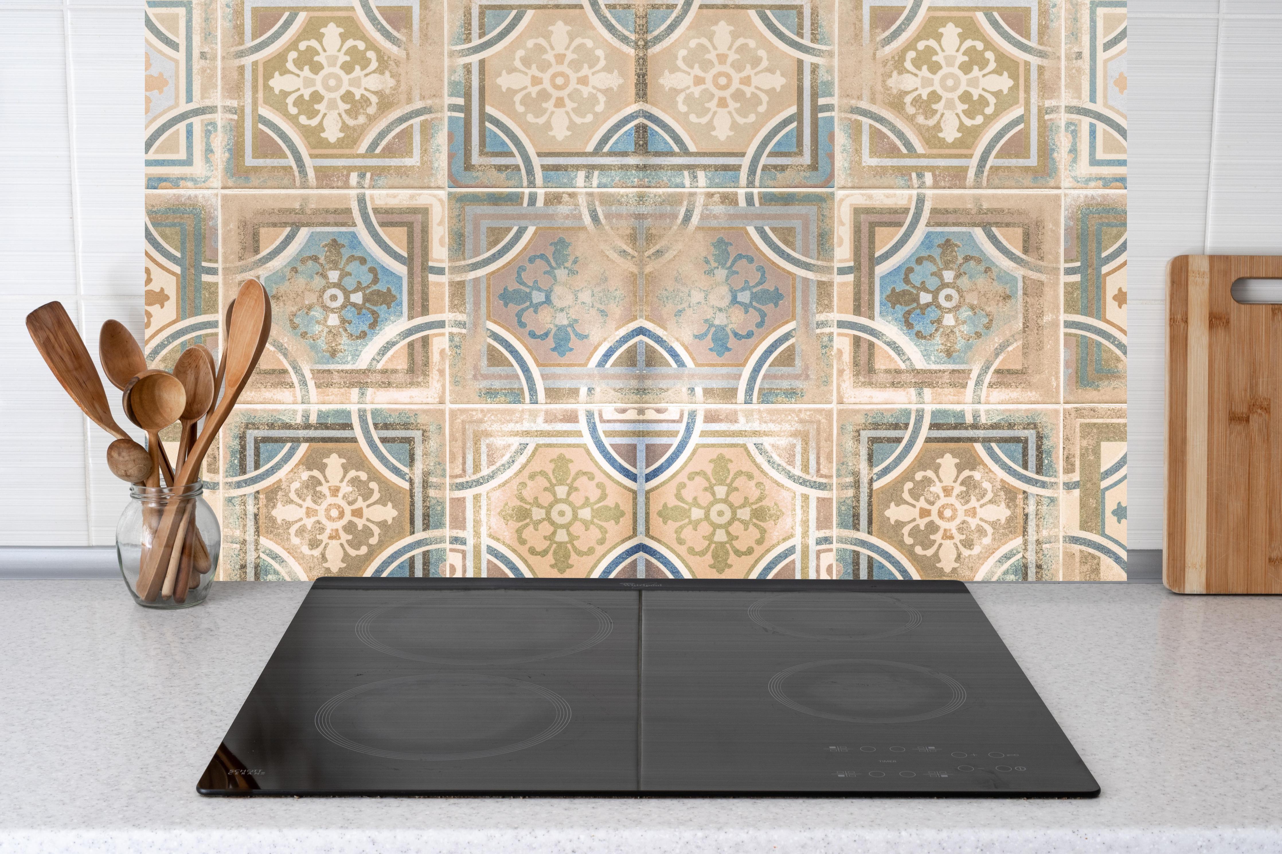 Küche - Braune Keramik Fliesen hinter Cerankochfeld und Holz-Kochutensilien