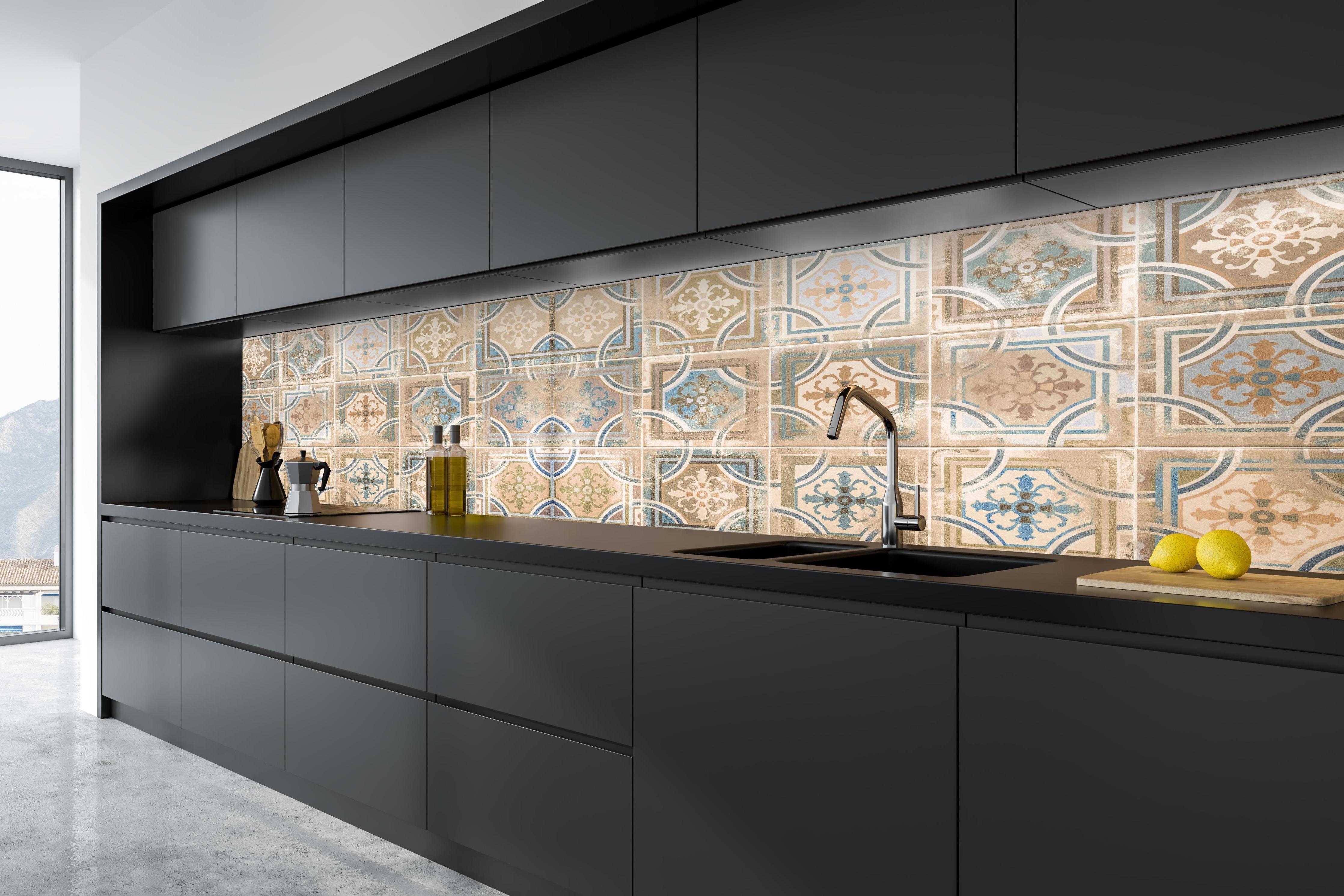 Küche - Braune Keramik Fliesen in tiefschwarzer matt-premium Einbauküche