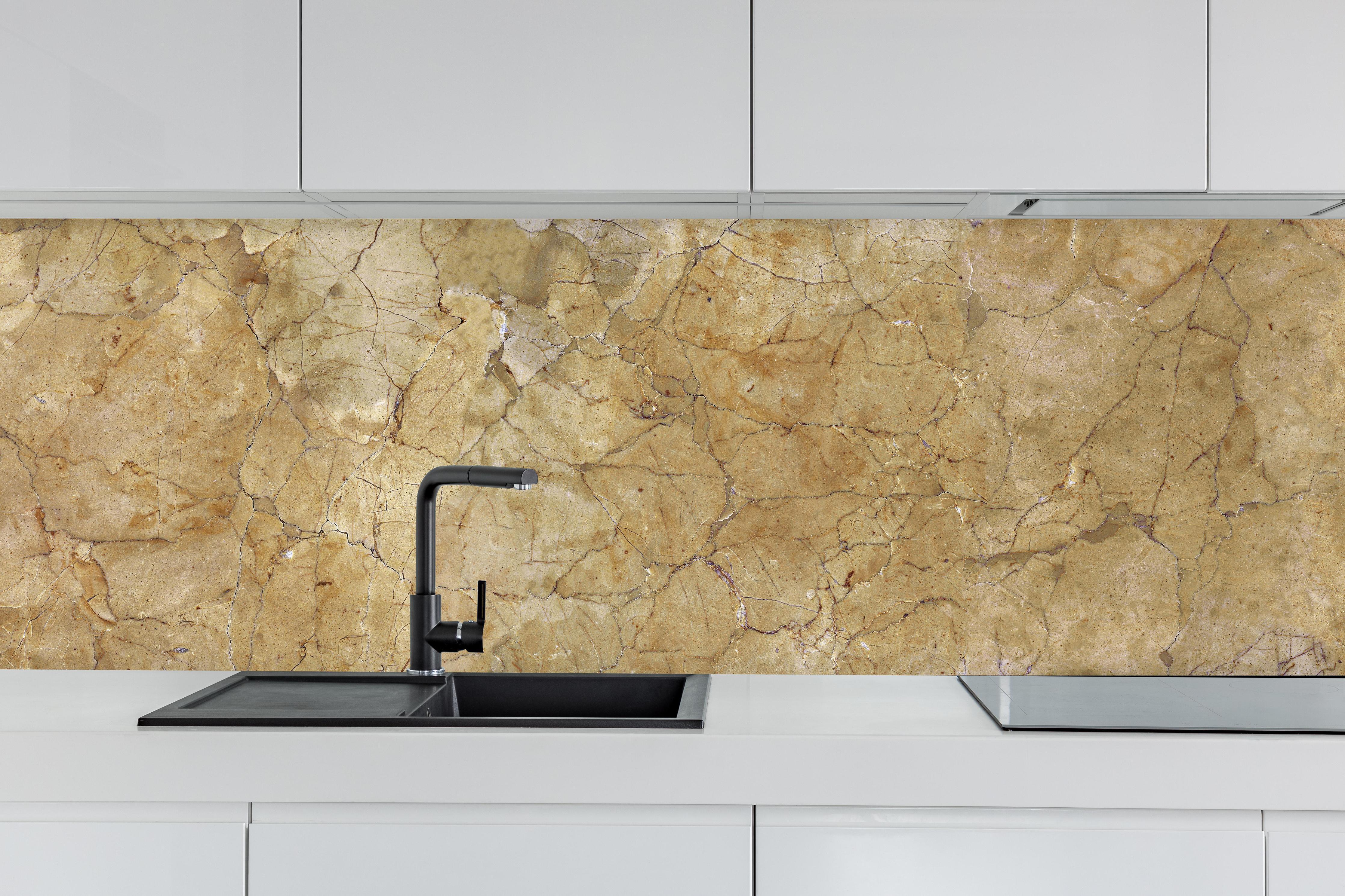 Küche - Braune beschädigte Marmorblöcke hinter weißen Hochglanz-Küchenregalen und schwarzem Wasserhahn