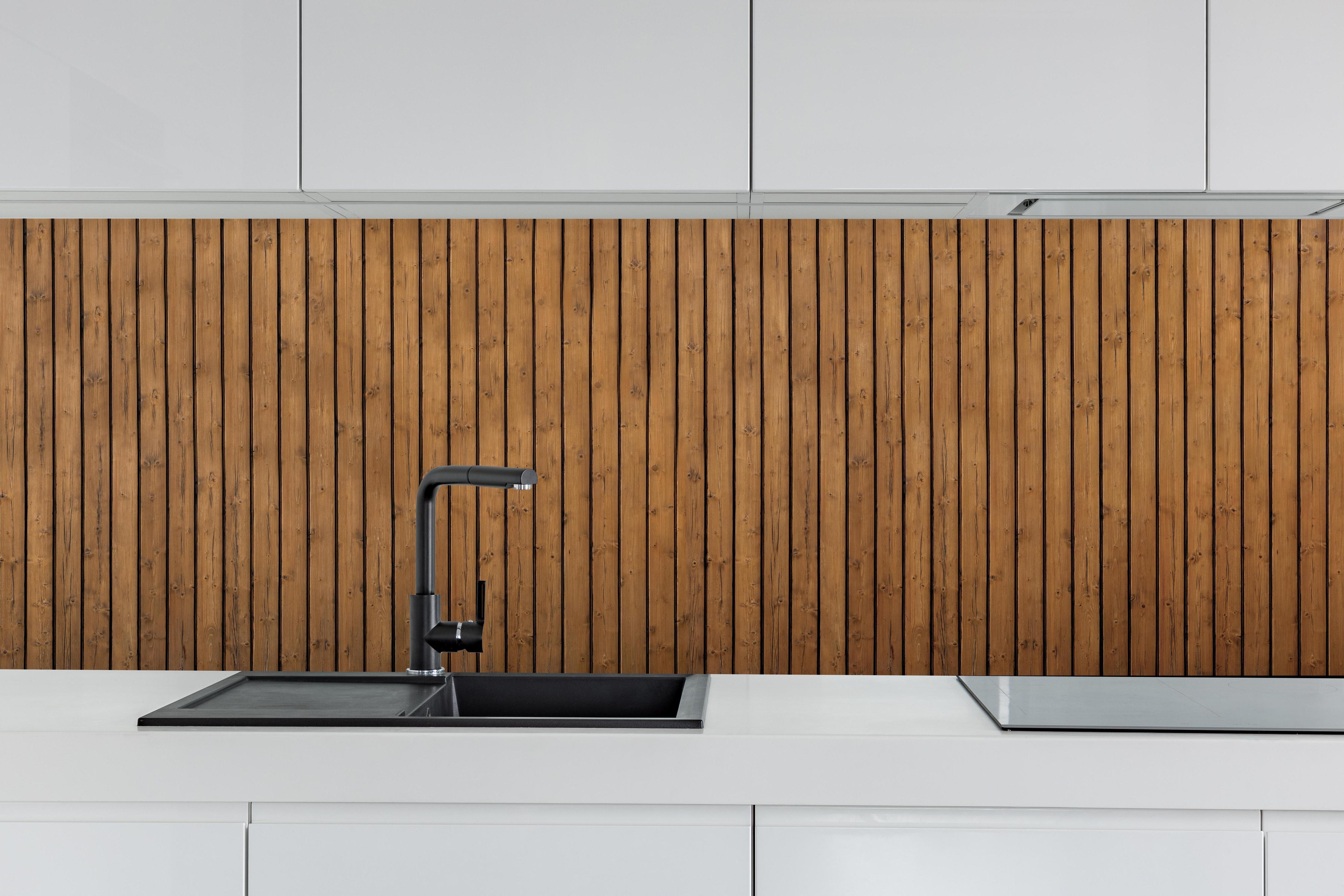 Küche - Braune vertikale Holzdielen hinter weißen Hochglanz-Küchenregalen und schwarzem Wasserhahn
