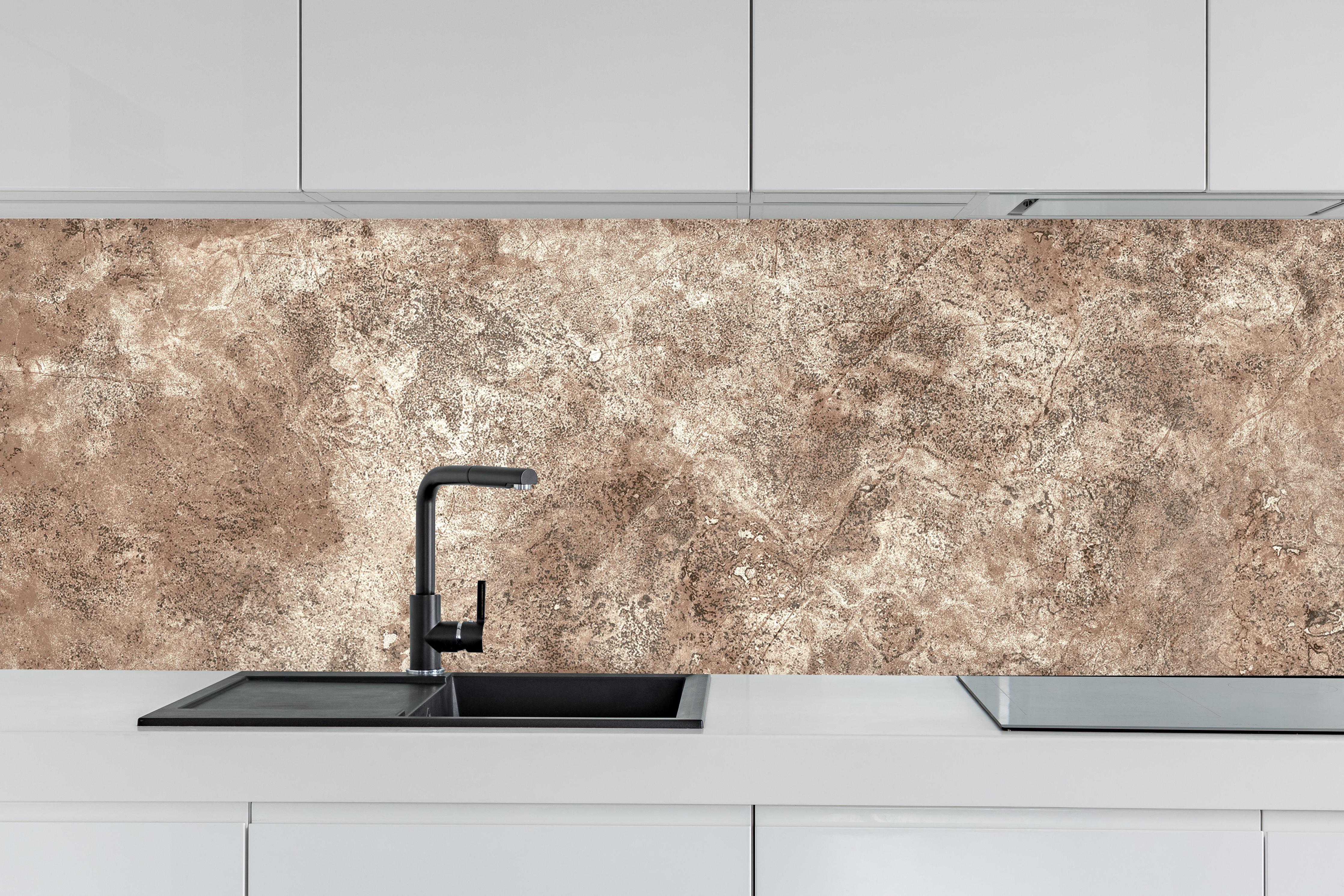 Küche - Brauner alter Sandstein 2 hinter weißen Hochglanz-Küchenregalen und schwarzem Wasserhahn