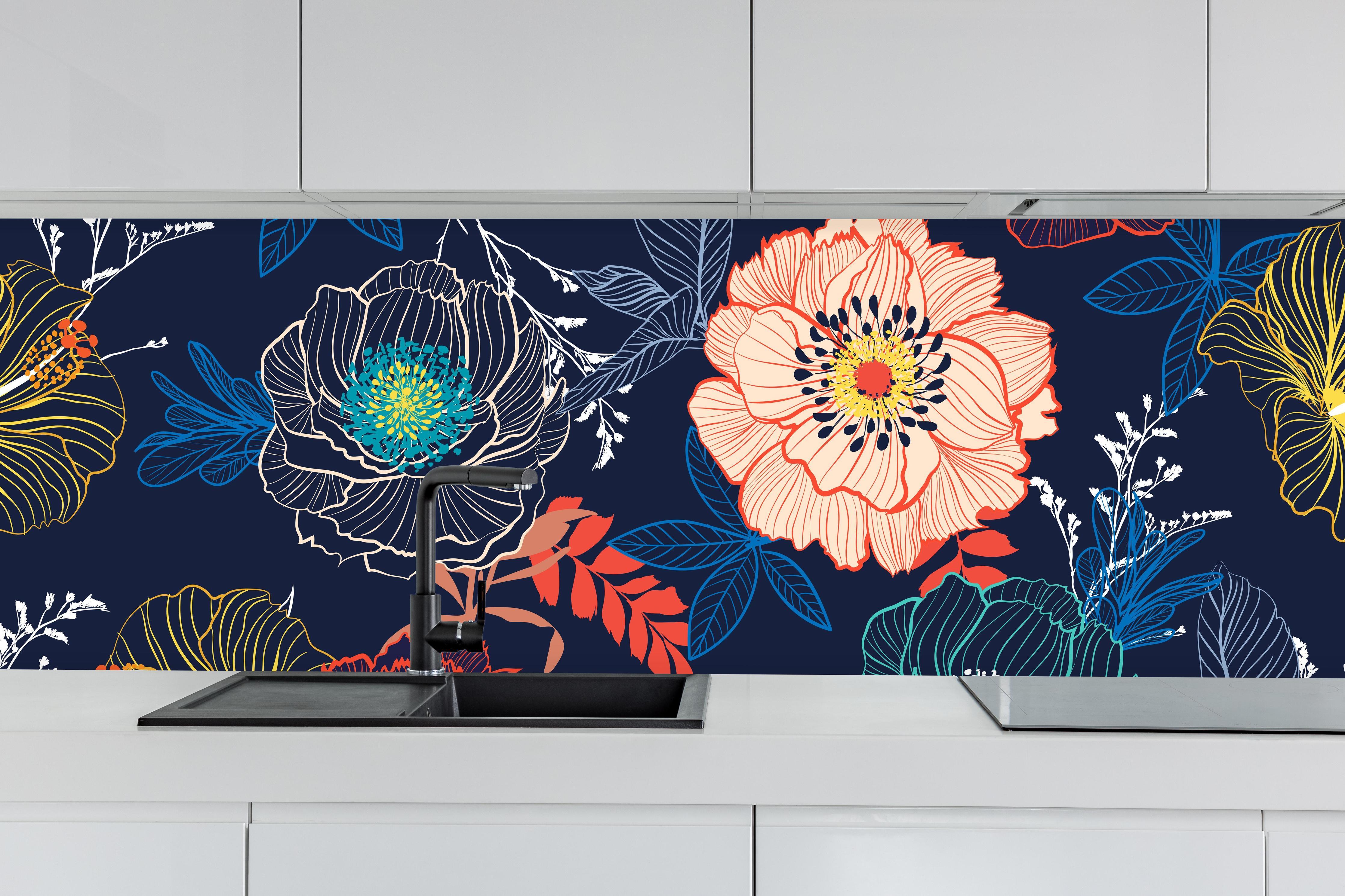 Küche - Bunte Blumenkunst hinter weißen Hochglanz-Küchenregalen und schwarzem Wasserhahn