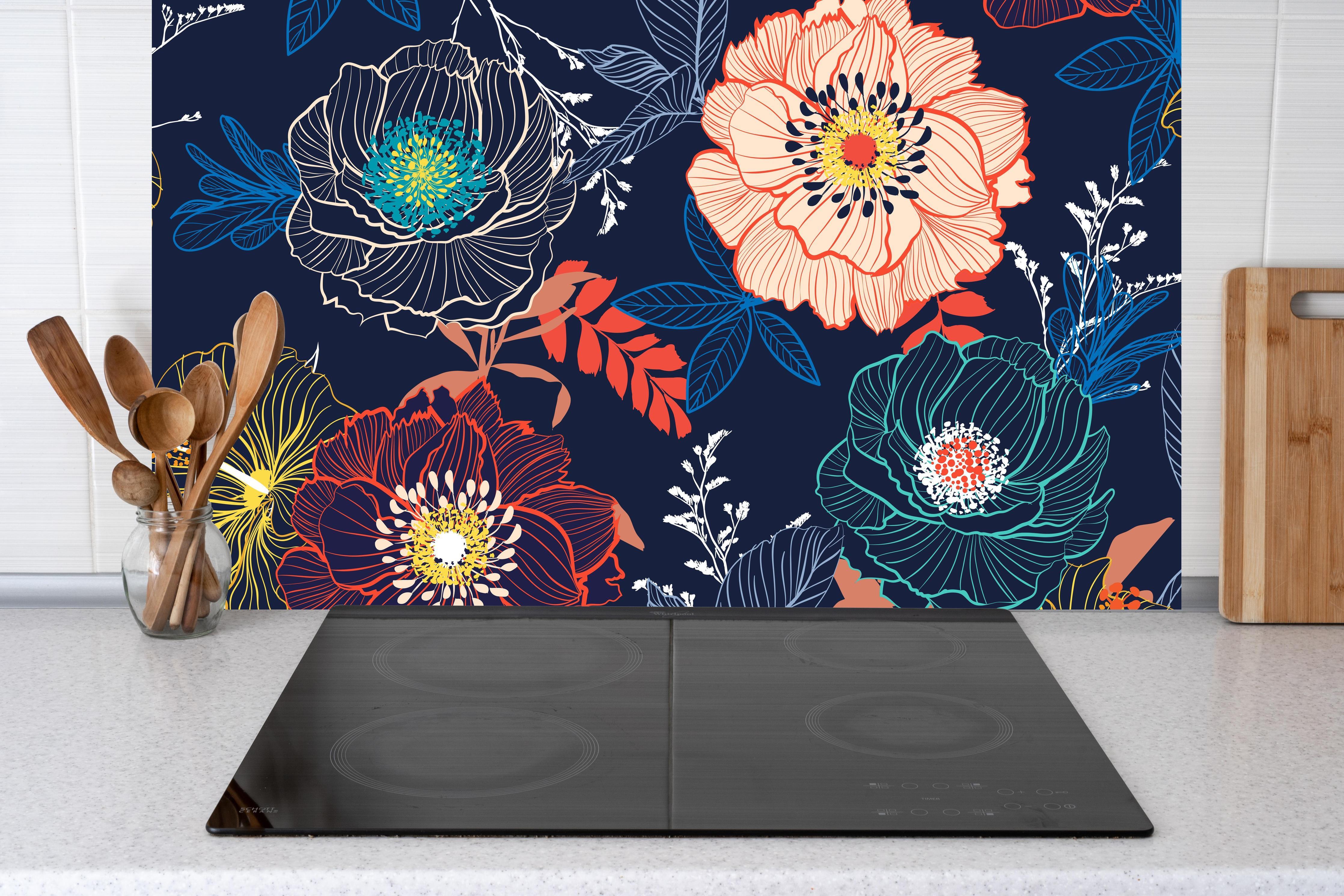 Küche - Bunte Blumenkunst hinter Cerankochfeld und Holz-Kochutensilien