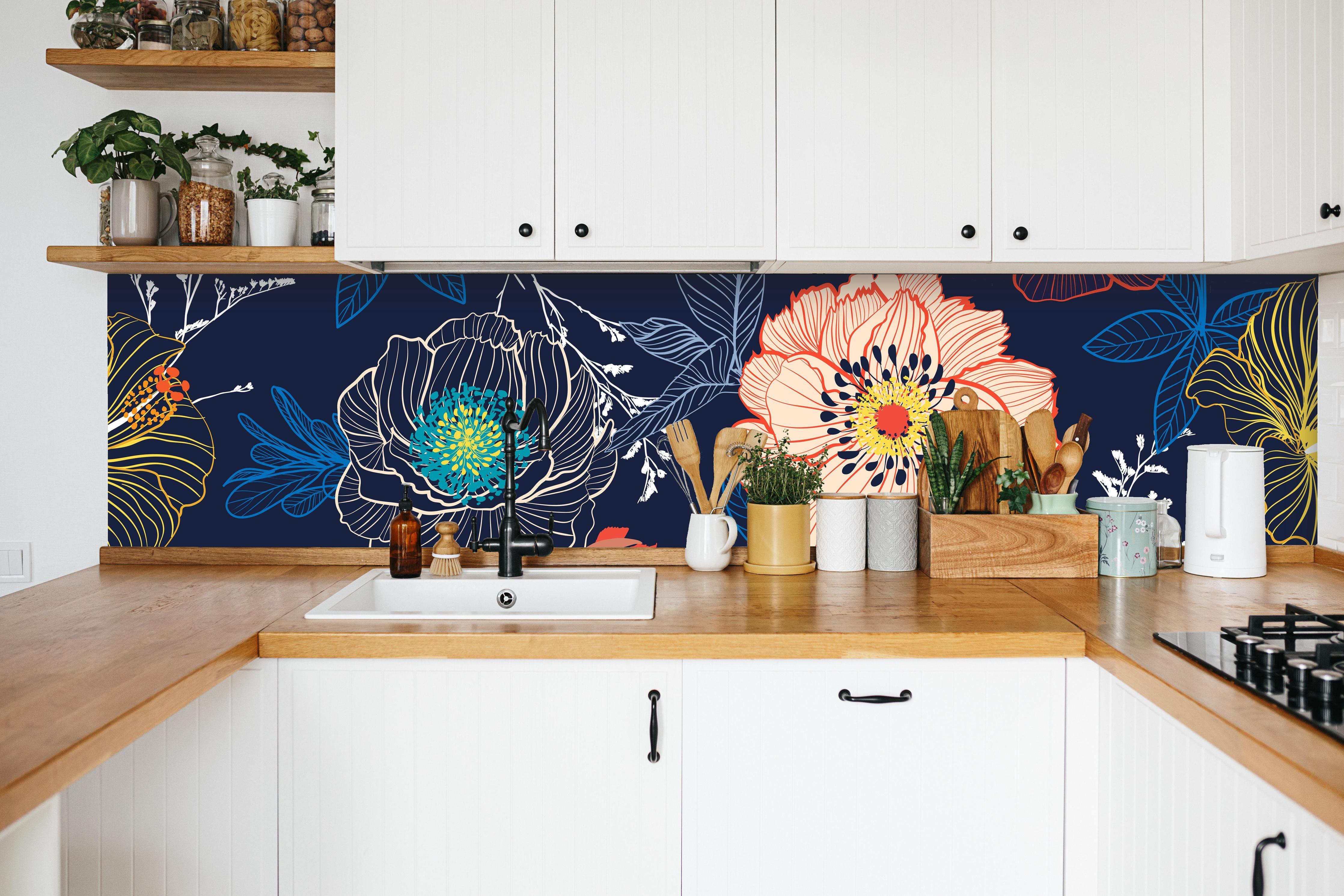 Küche - Bunte Blumenkunst in weißer Küche hinter Gewürzen und Kochlöffeln aus Holz