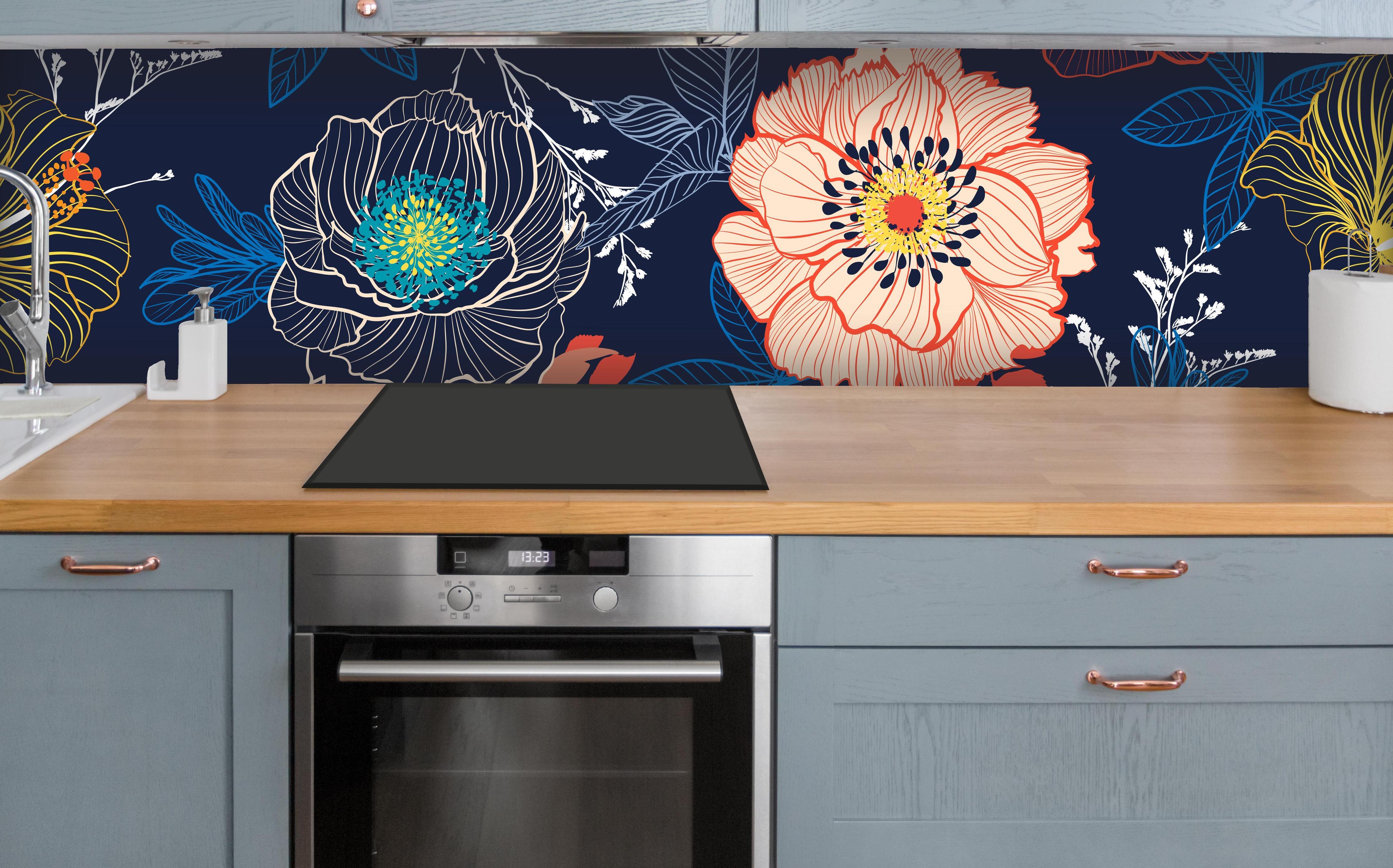 Küche - Bunte Blumenkunst über polierter Holzarbeitsplatte mit Cerankochfeld