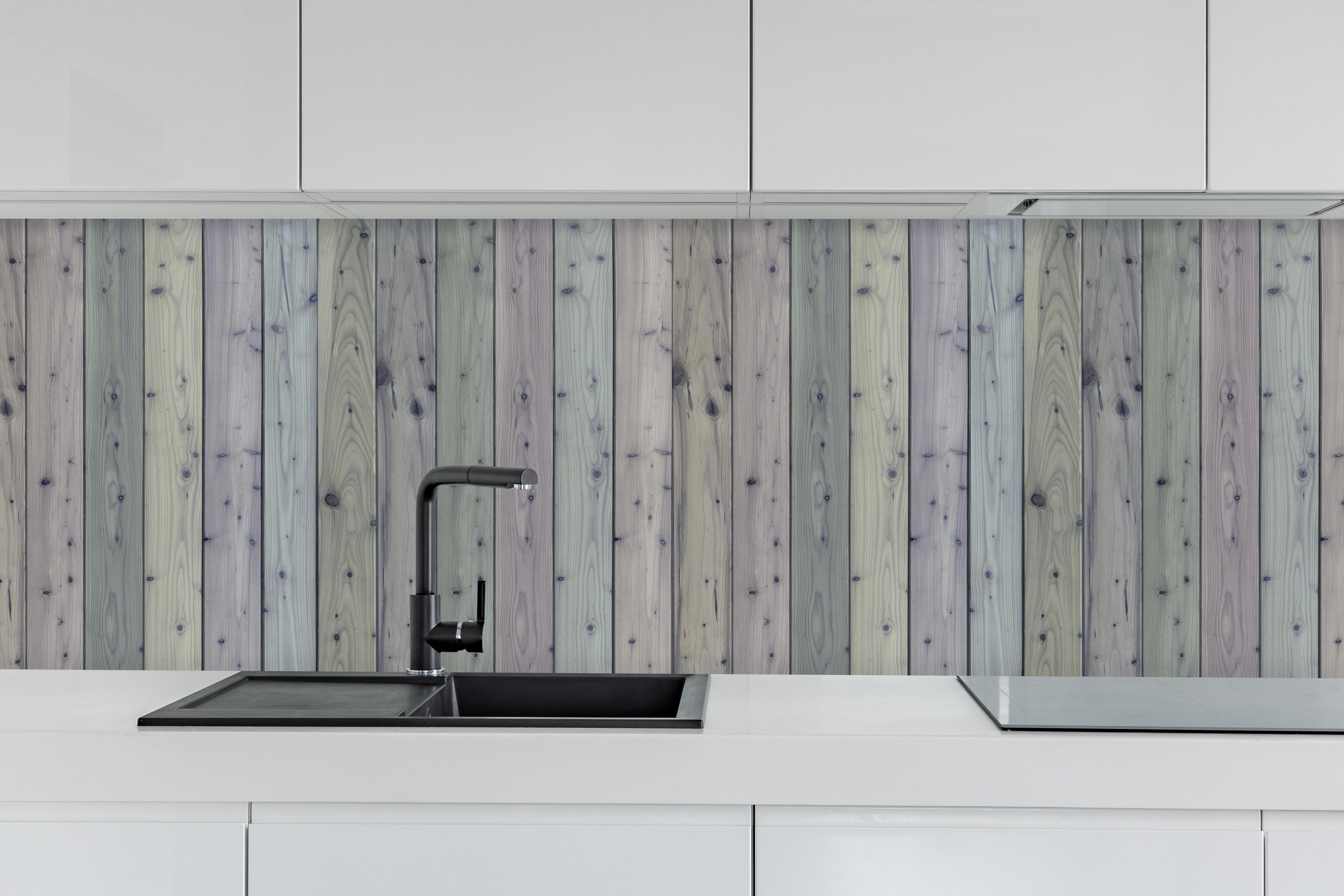 Küche - Bunte Holz Wand Textur hinter weißen Hochglanz-Küchenregalen und schwarzem Wasserhahn