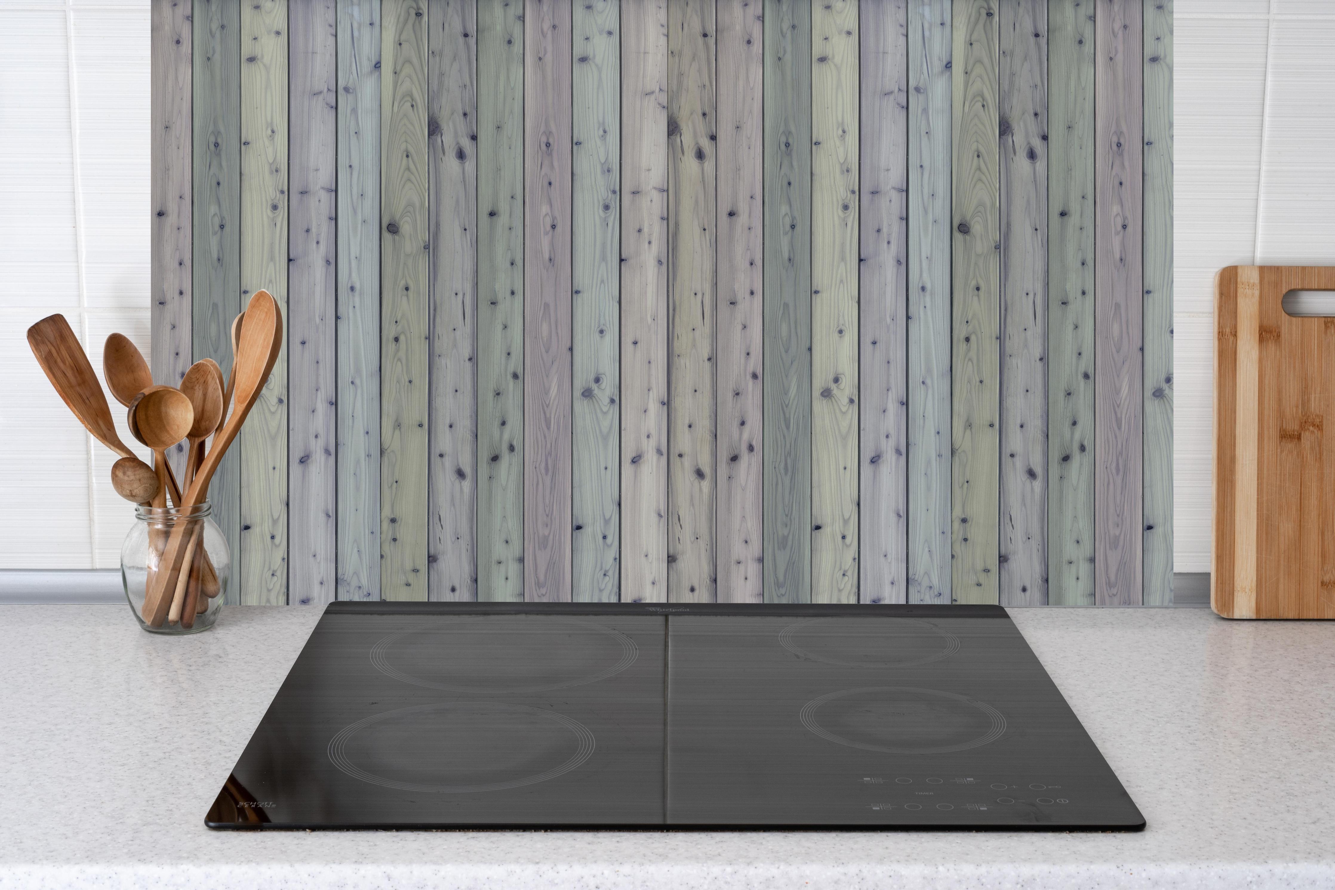 Küche - Bunte Holz Wand Textur hinter Cerankochfeld und Holz-Kochutensilien