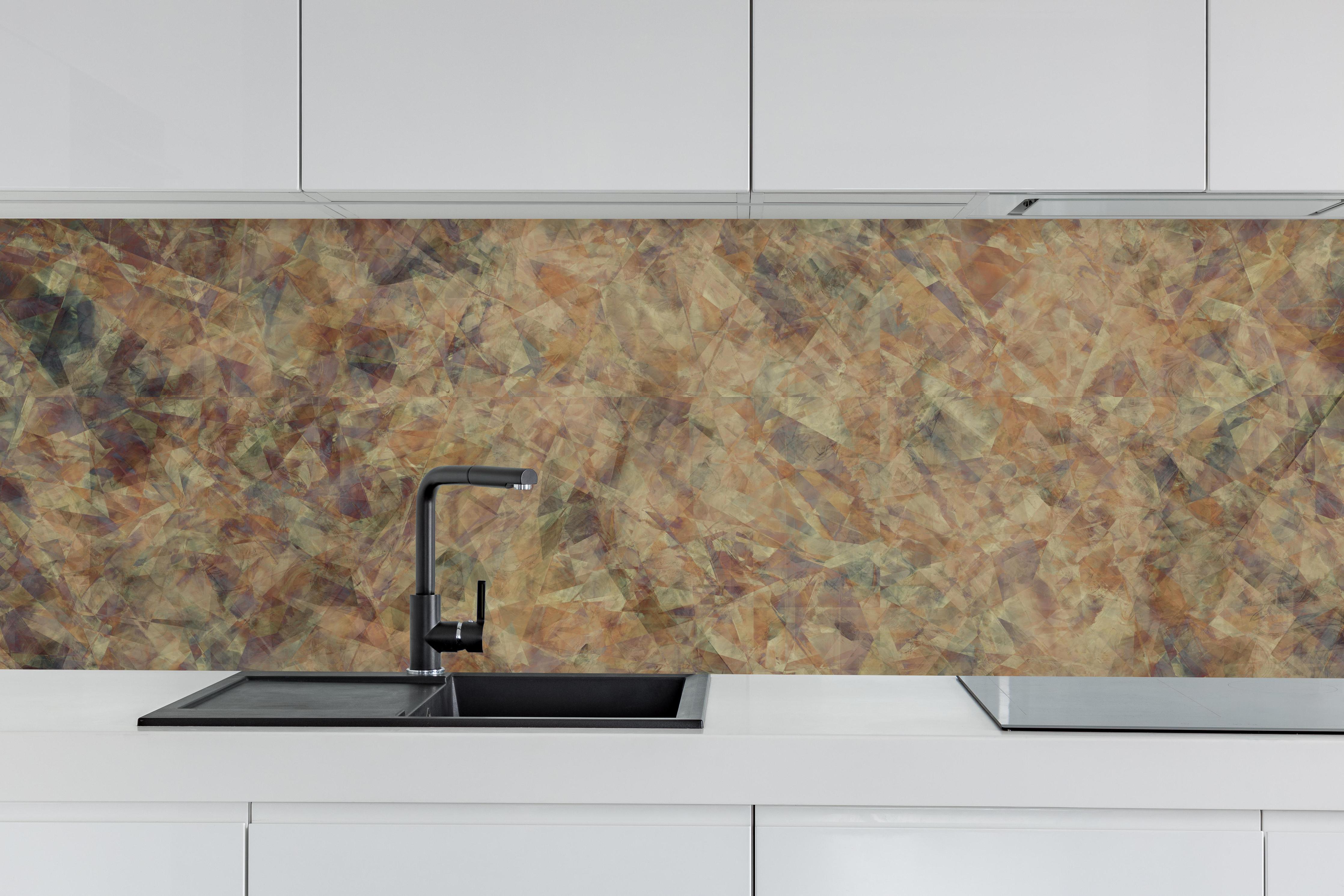 Küche - Bunte Kristallförmige Wandtextur hinter weißen Hochglanz-Küchenregalen und schwarzem Wasserhahn