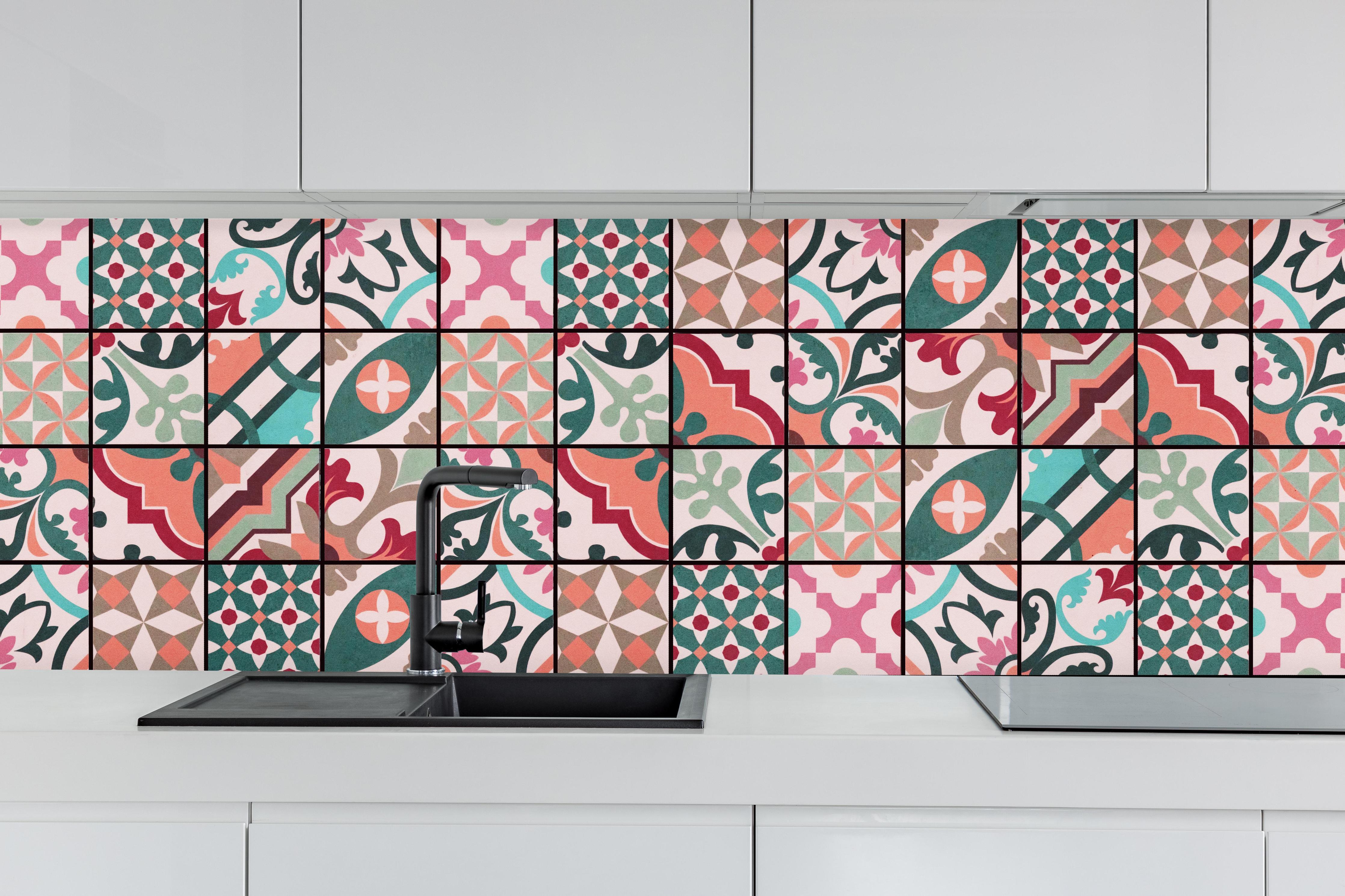 Küche - Bunte abstrakte Vintage Fliesen hinter weißen Hochglanz-Küchenregalen und schwarzem Wasserhahn