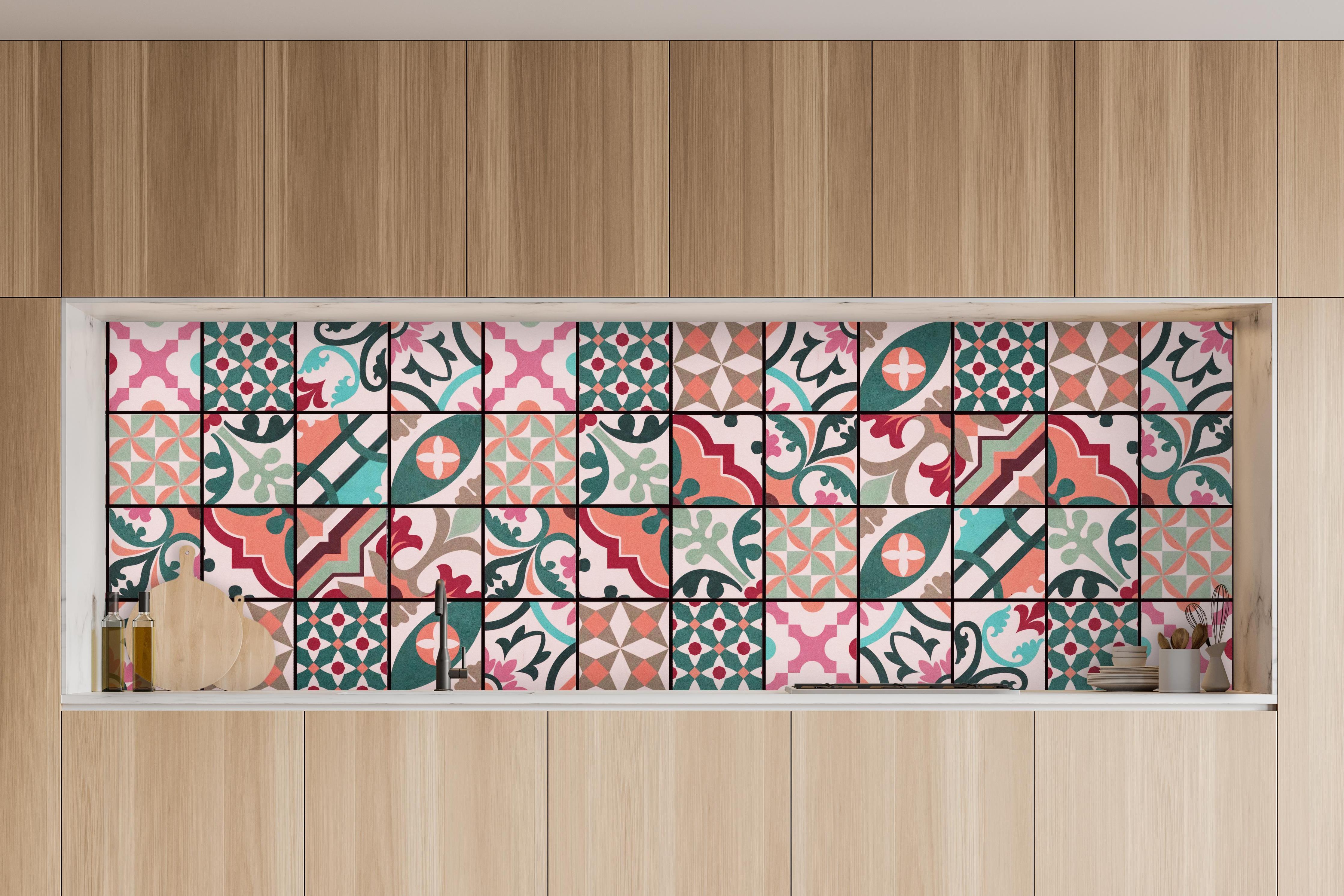 Küche - Bunte abstrakte Vintage Fliesen in charakteristischer Vollholz-Küche mit modernem Gasherd