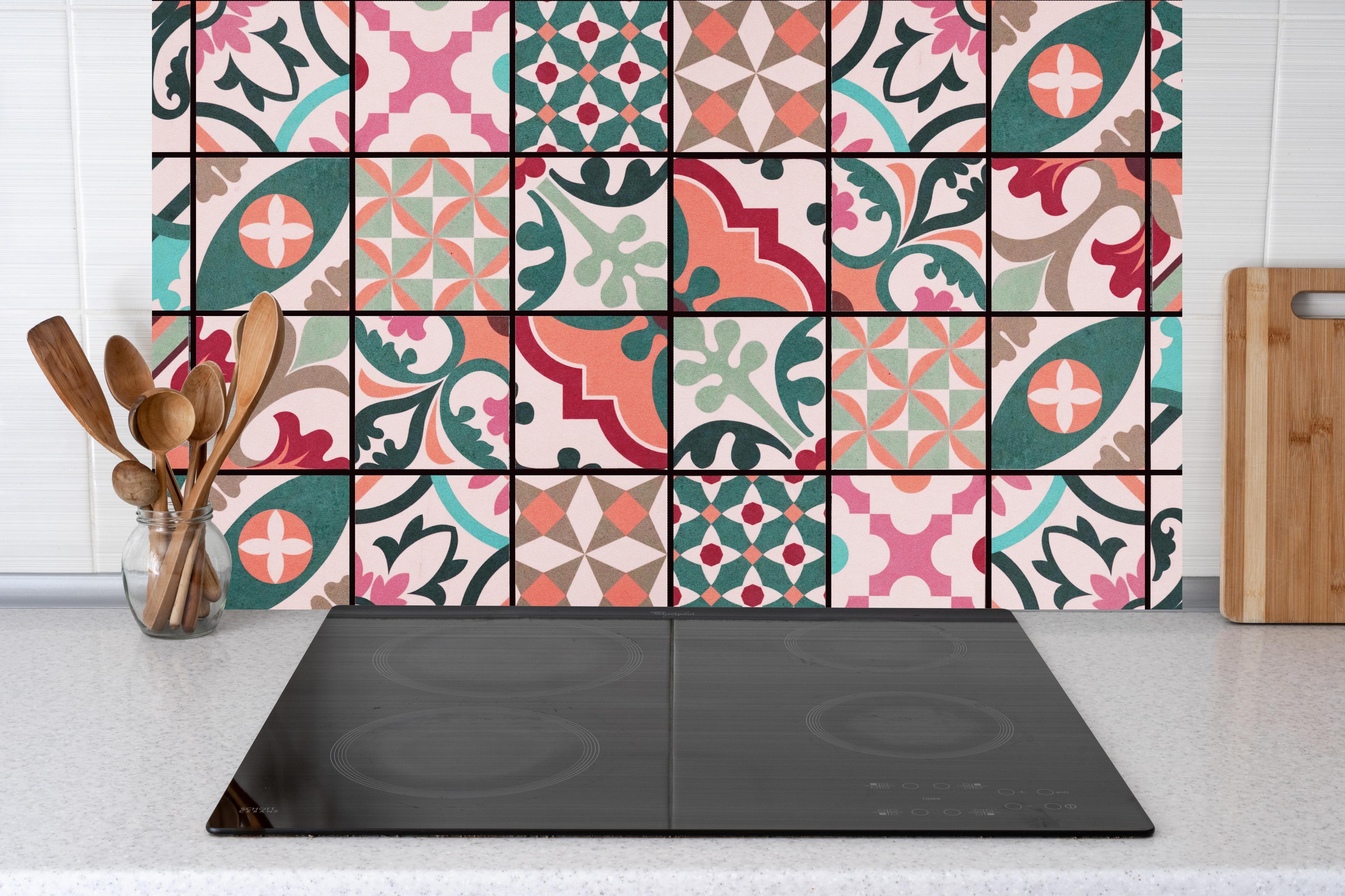 Küche - Bunte abstrakte Vintage Fliesen hinter Cerankochfeld und Holz-Kochutensilien