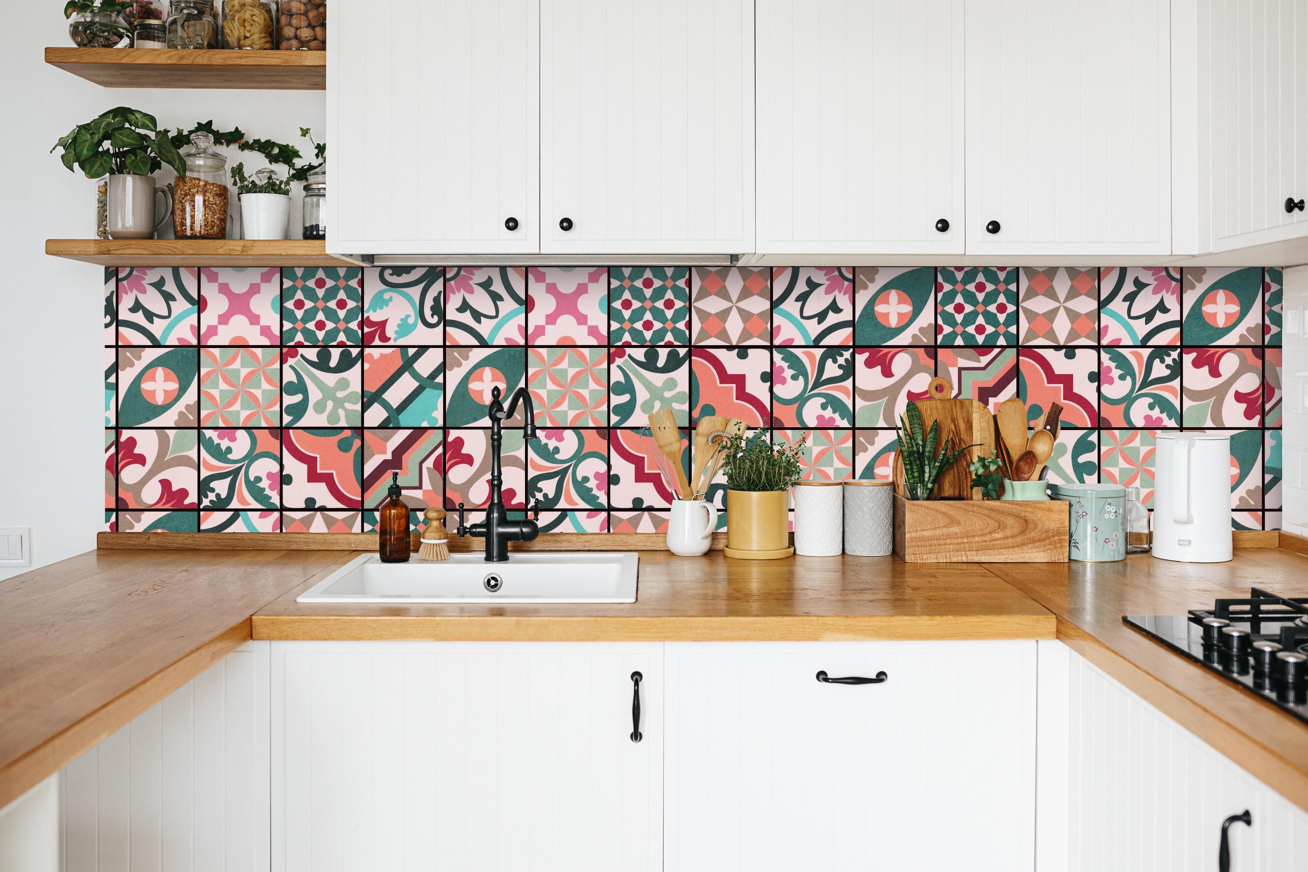 Küche - Bunte abstrakte Vintage Fliesen in weißer Küche hinter Gewürzen und Kochlöffeln aus Holz