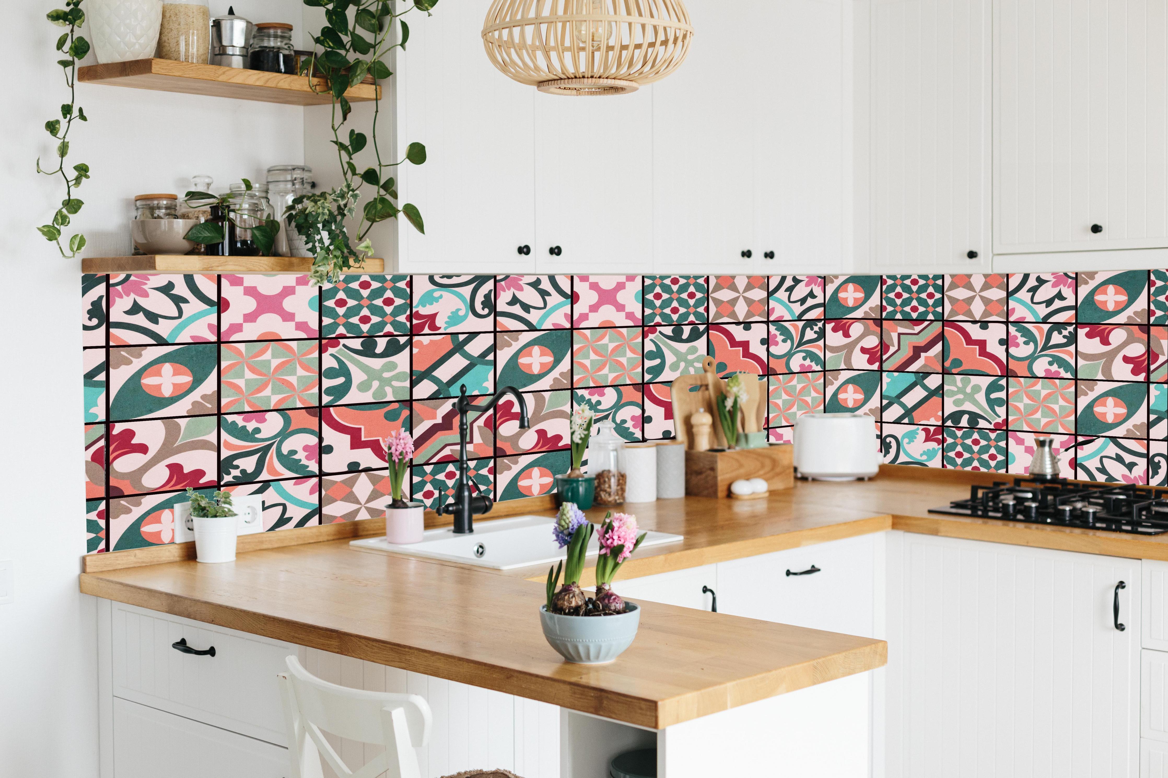 Küche - Bunte abstrakte Vintage Fliesen in lebendiger Küche mit bunten Blumen