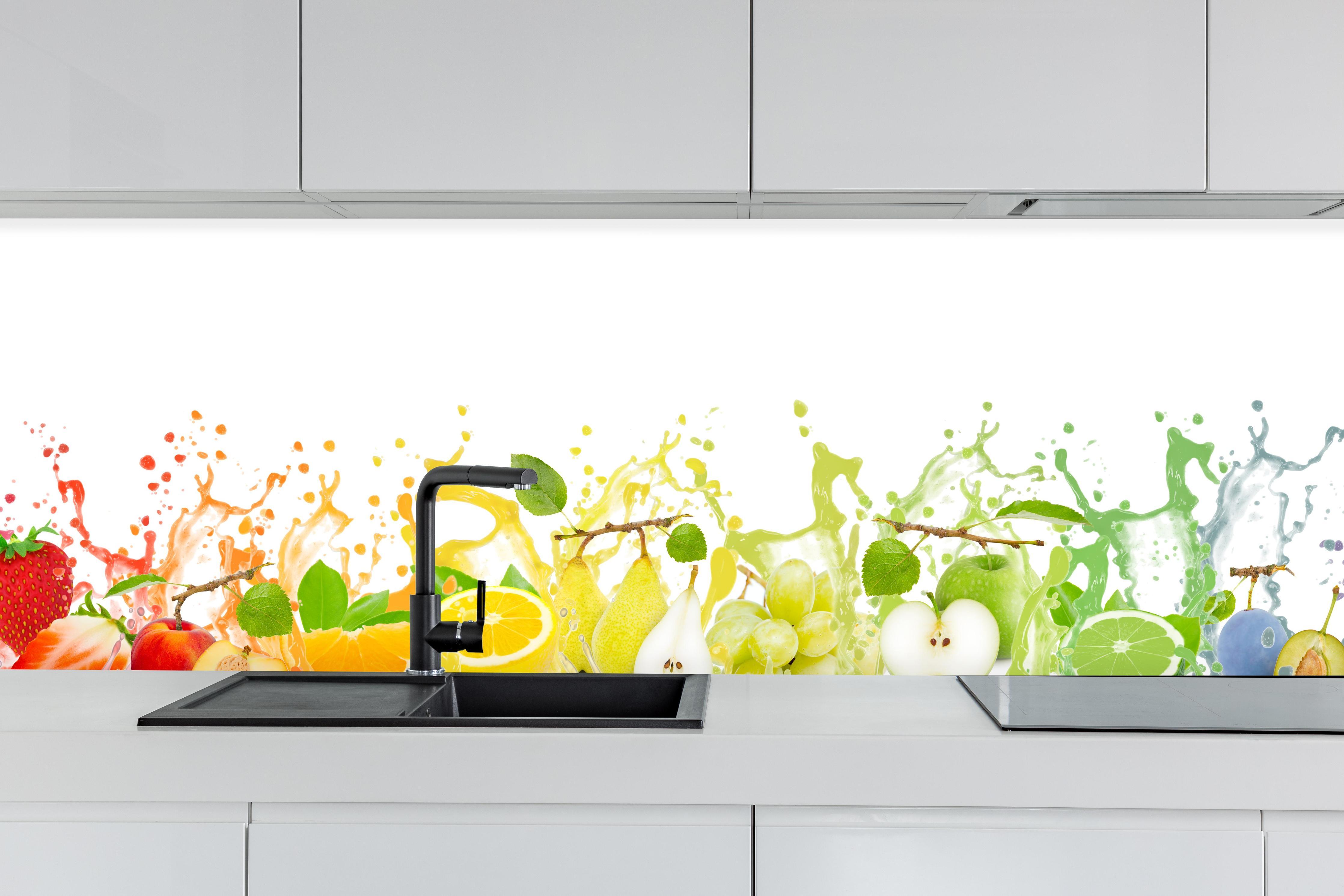 Küche - Bunte spritzige Früchte hinter weißen Hochglanz-Küchenregalen und schwarzem Wasserhahn