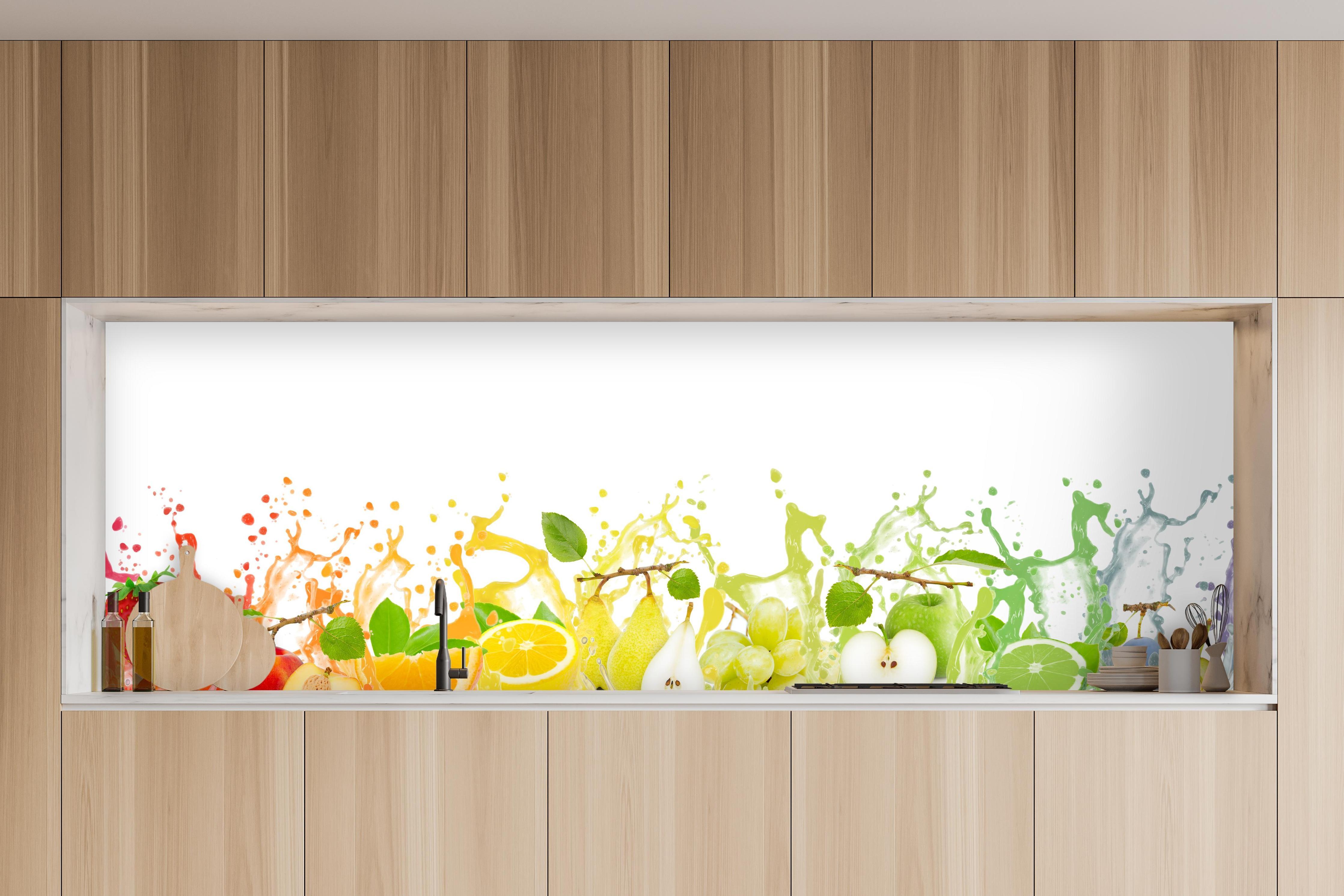 Küche - Bunte spritzige Früchte in charakteristischer Vollholz-Küche mit modernem Gasherd