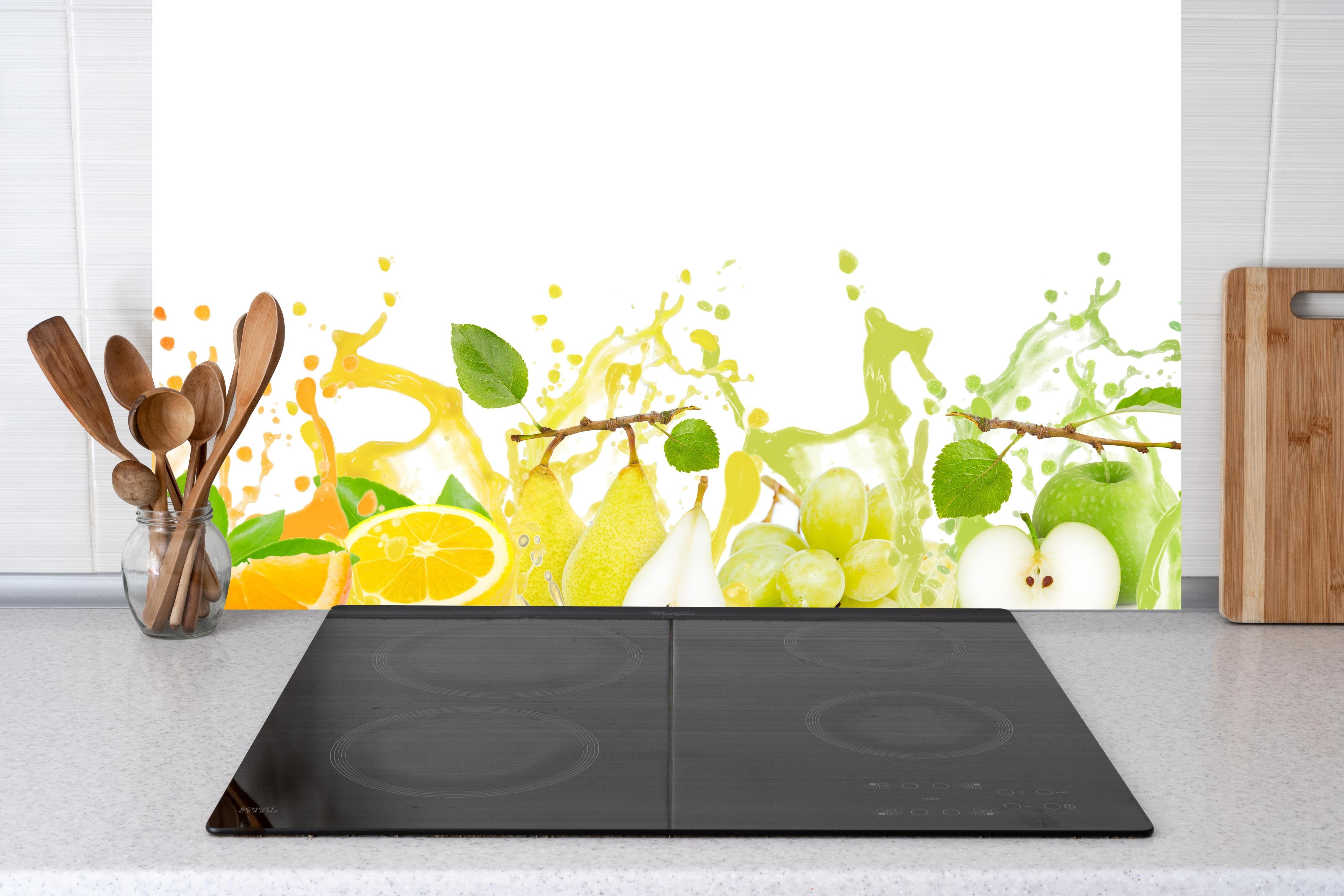 Küche - Bunte spritzige Früchte hinter Cerankochfeld und Holz-Kochutensilien