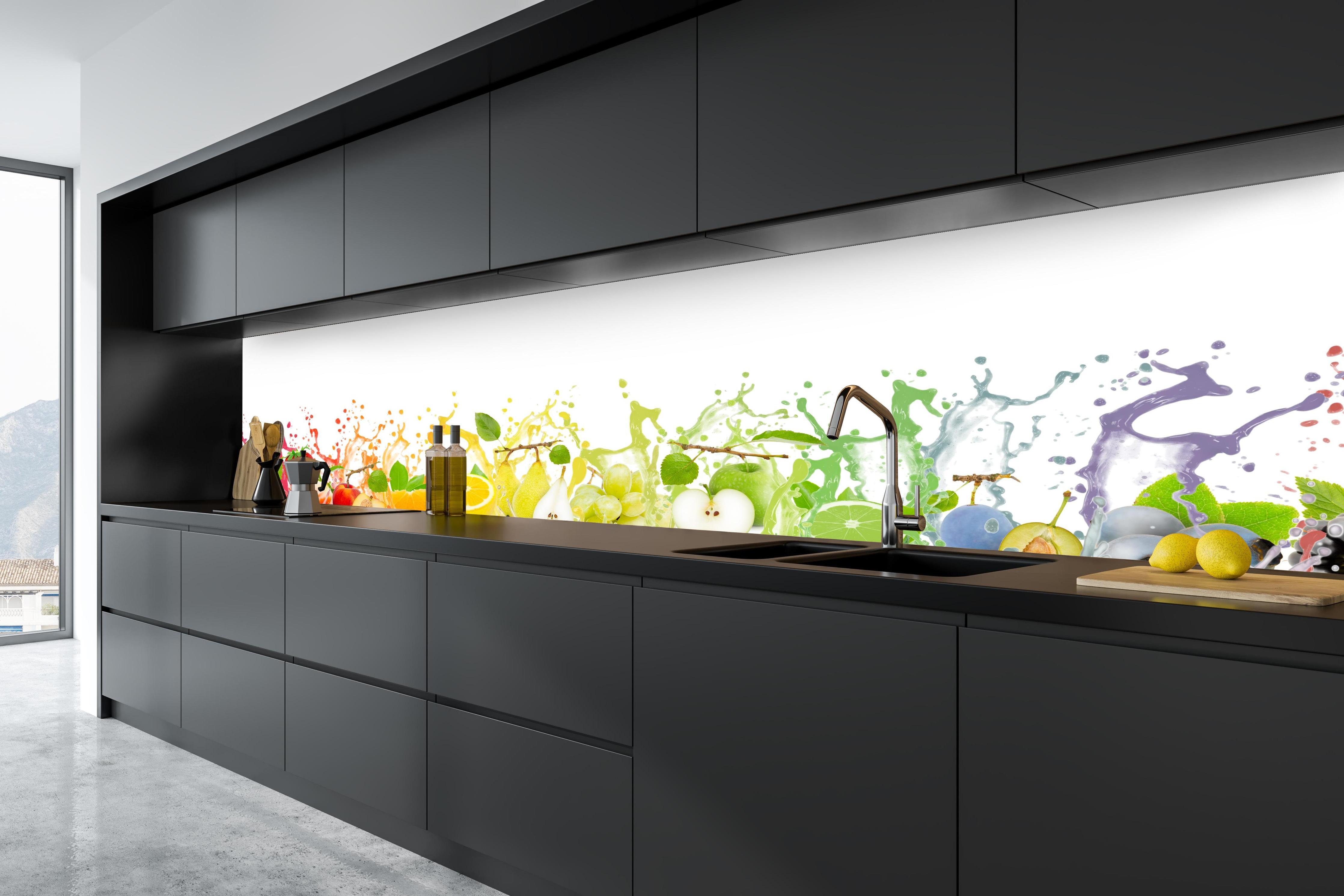 Küche - Bunte spritzige Früchte in tiefschwarzer matt-premium Einbauküche