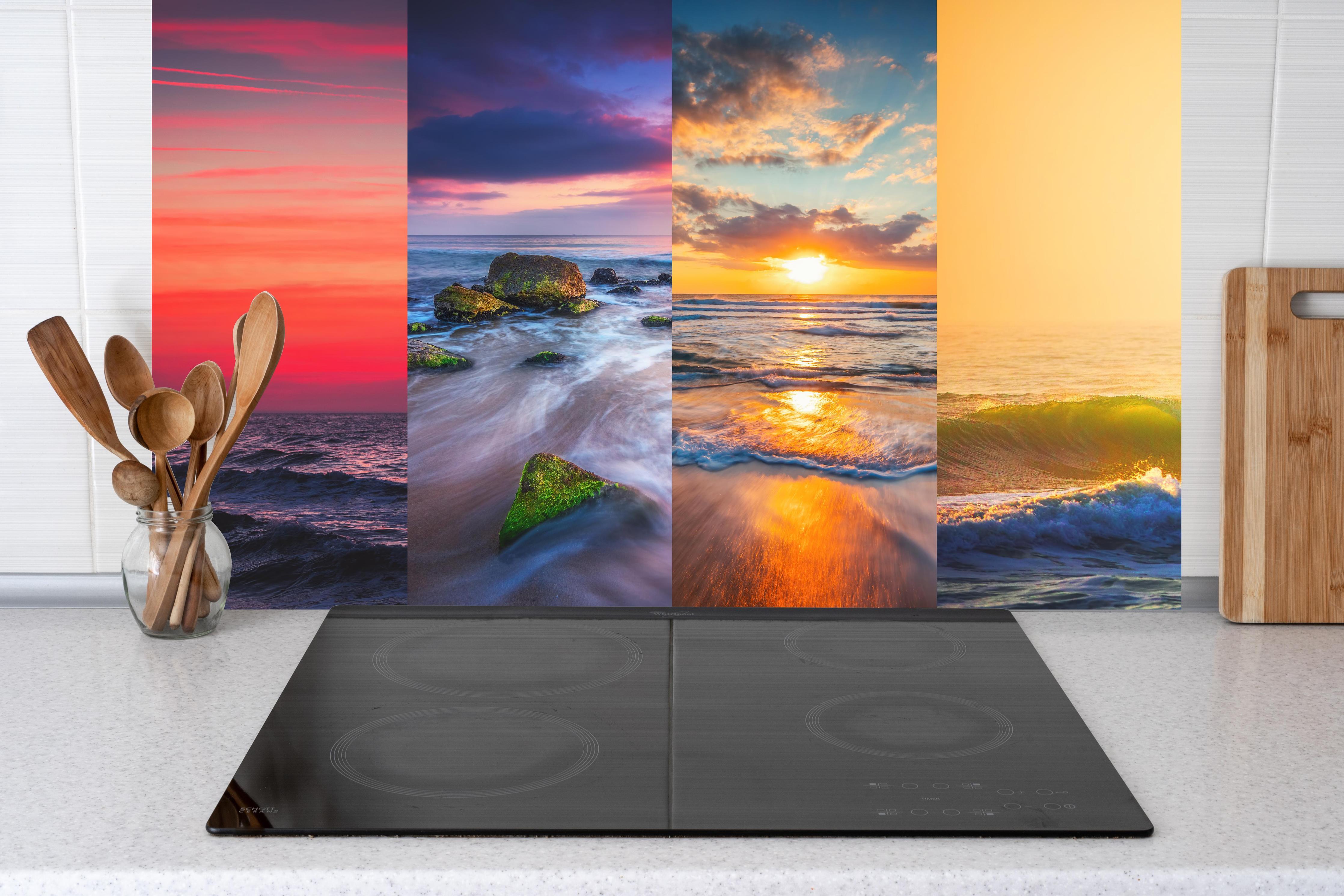 Küche - Collage von Sommer Meer und Strand Bilder hinter Cerankochfeld und Holz-Kochutensilien