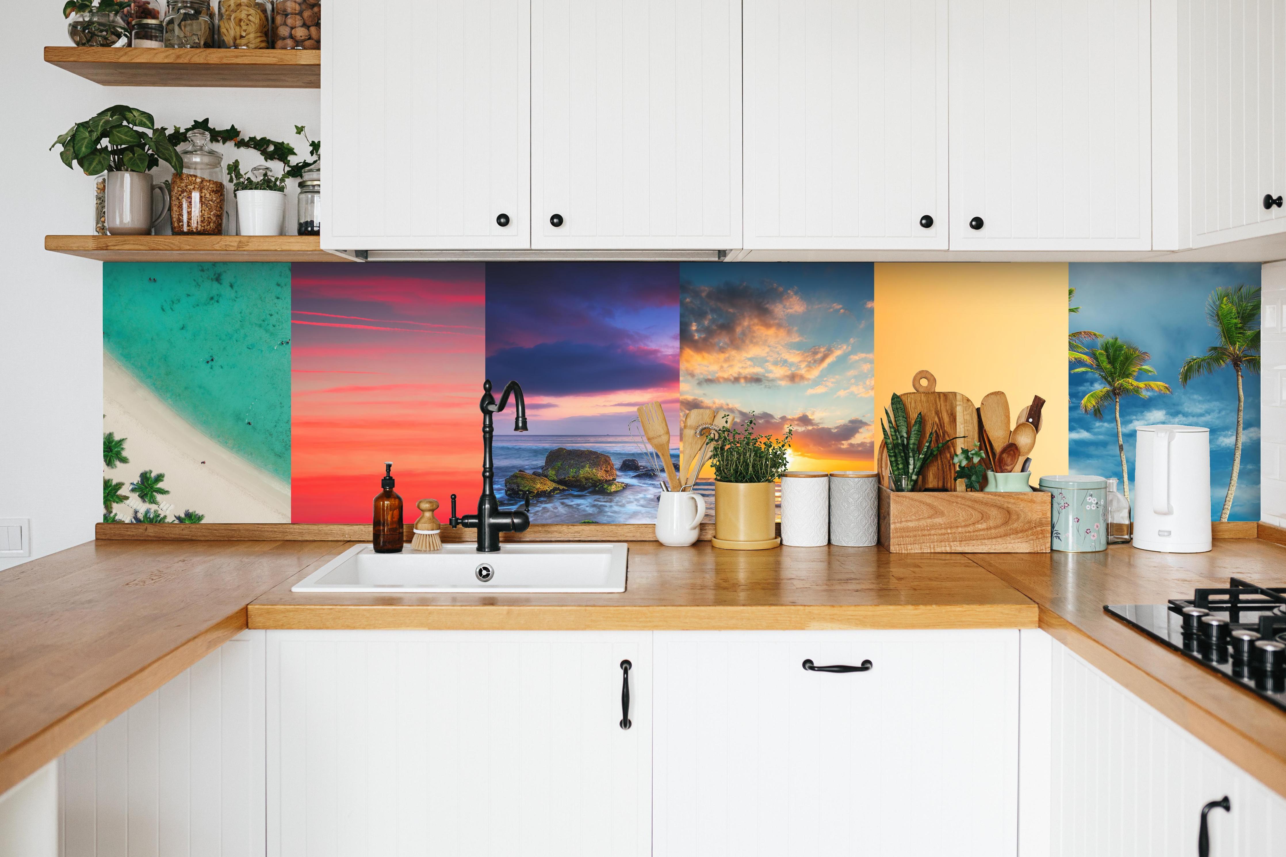 Küche - Collage von Sommer Meer und Strand Bilder in weißer Küche hinter Gewürzen und Kochlöffeln aus Holz