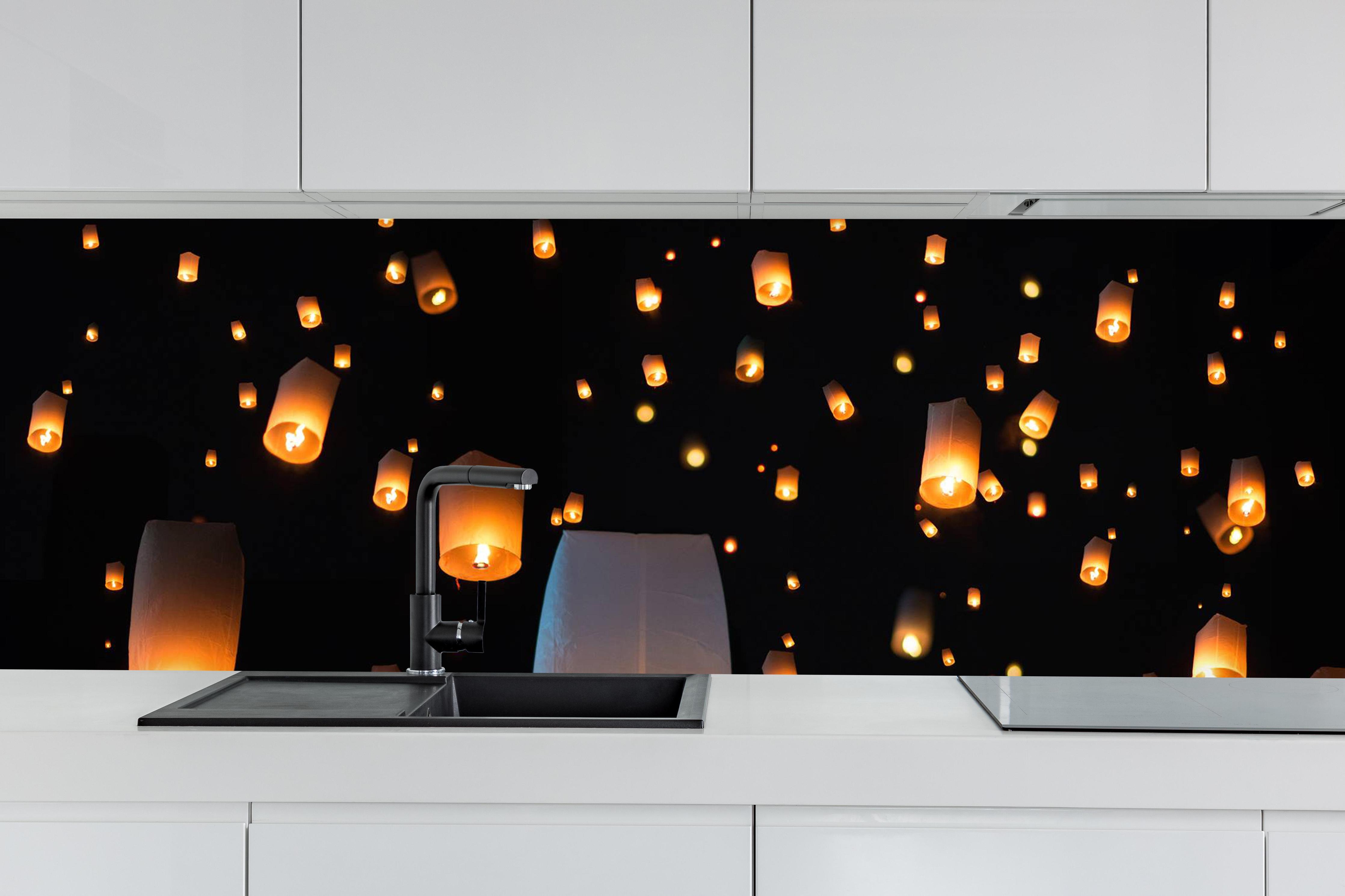 Küche - Das Unfounded Festival und Loy Krathong hinter weißen Hochglanz-Küchenregalen und schwarzem Wasserhahn