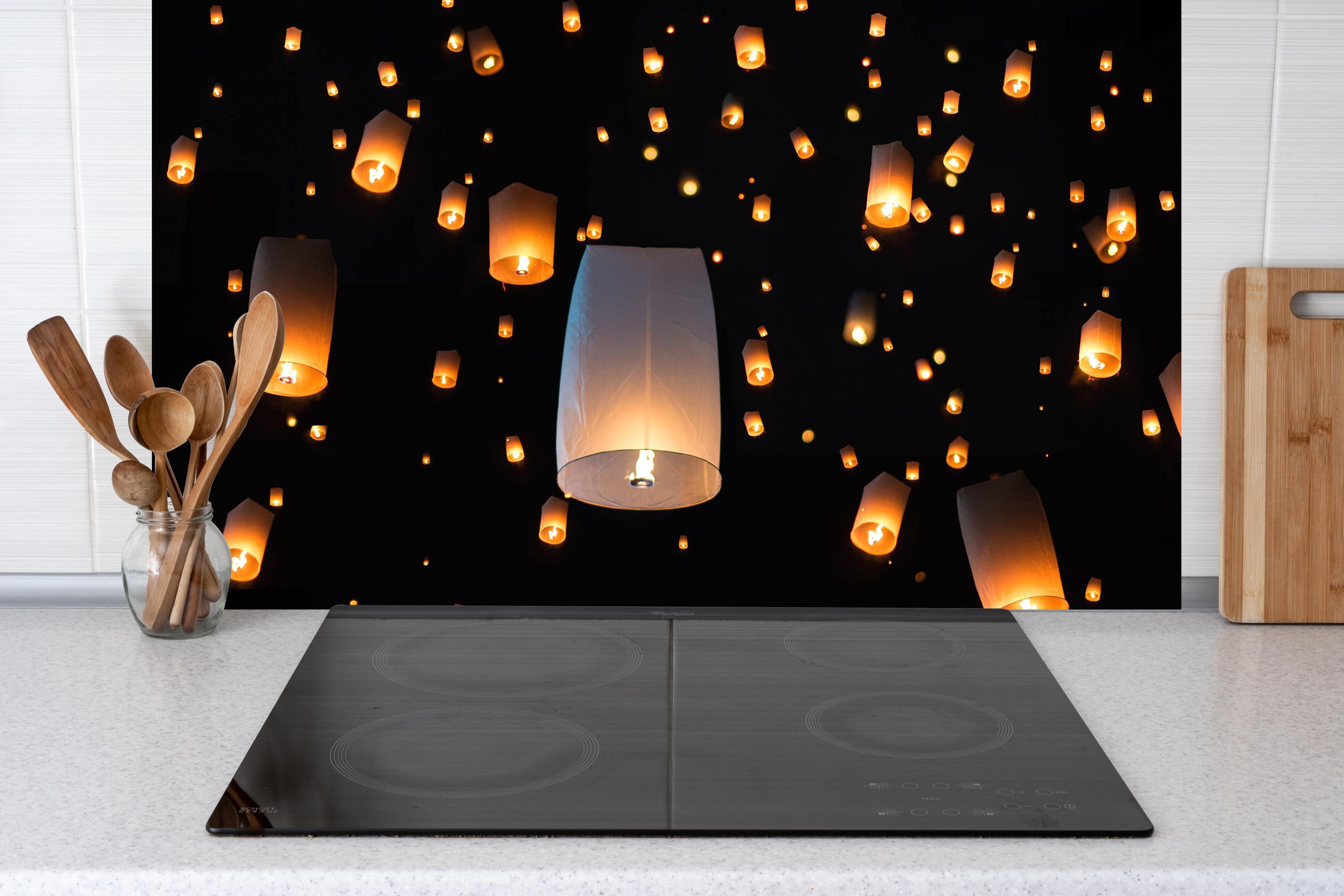 Küche - Das Unfounded Festival und Loy Krathong hinter Cerankochfeld und Holz-Kochutensilien