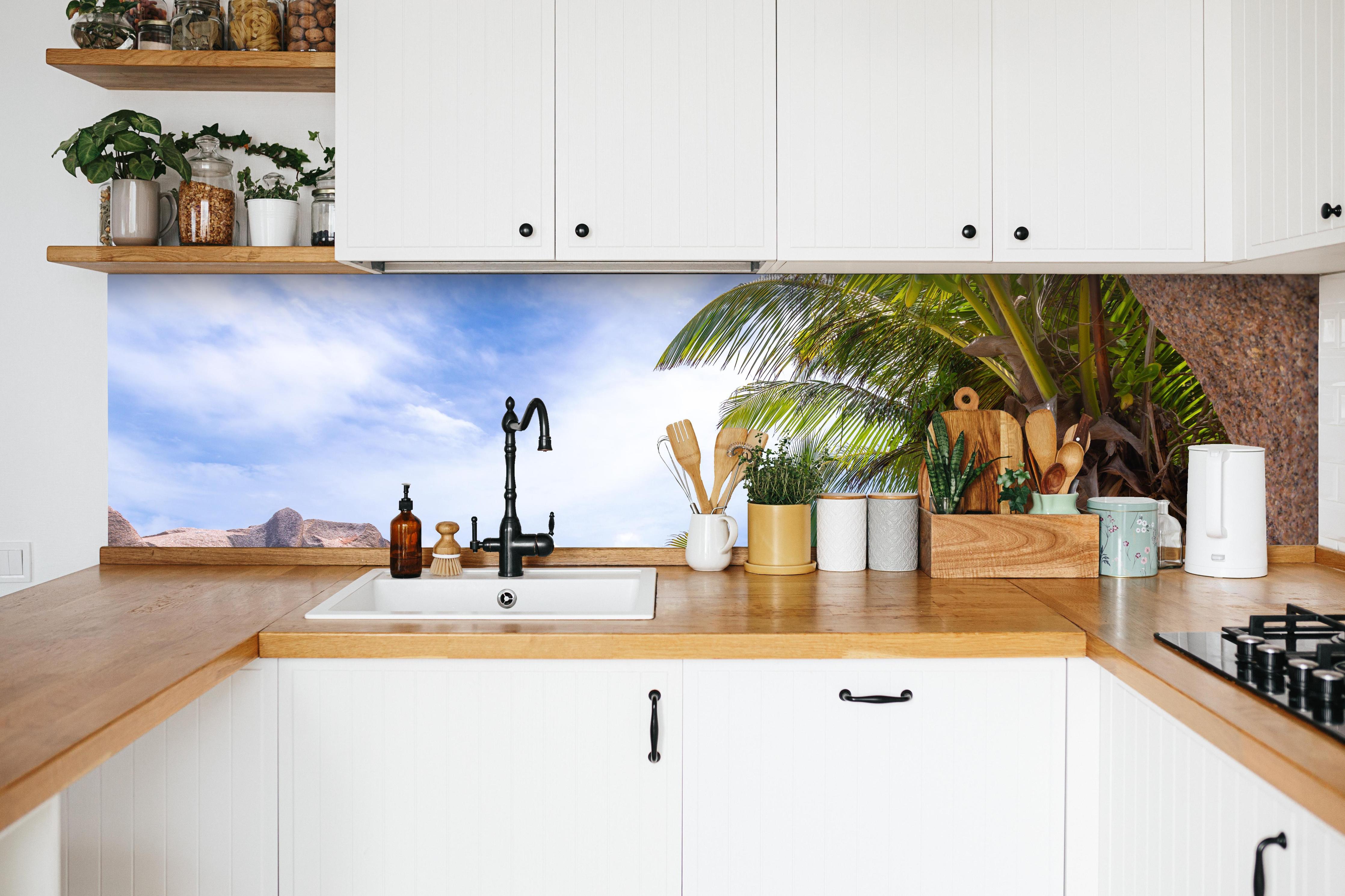 Küche - Der Traumstrand - Anse Source d Argent in weißer Küche hinter Gewürzen und Kochlöffeln aus Holz