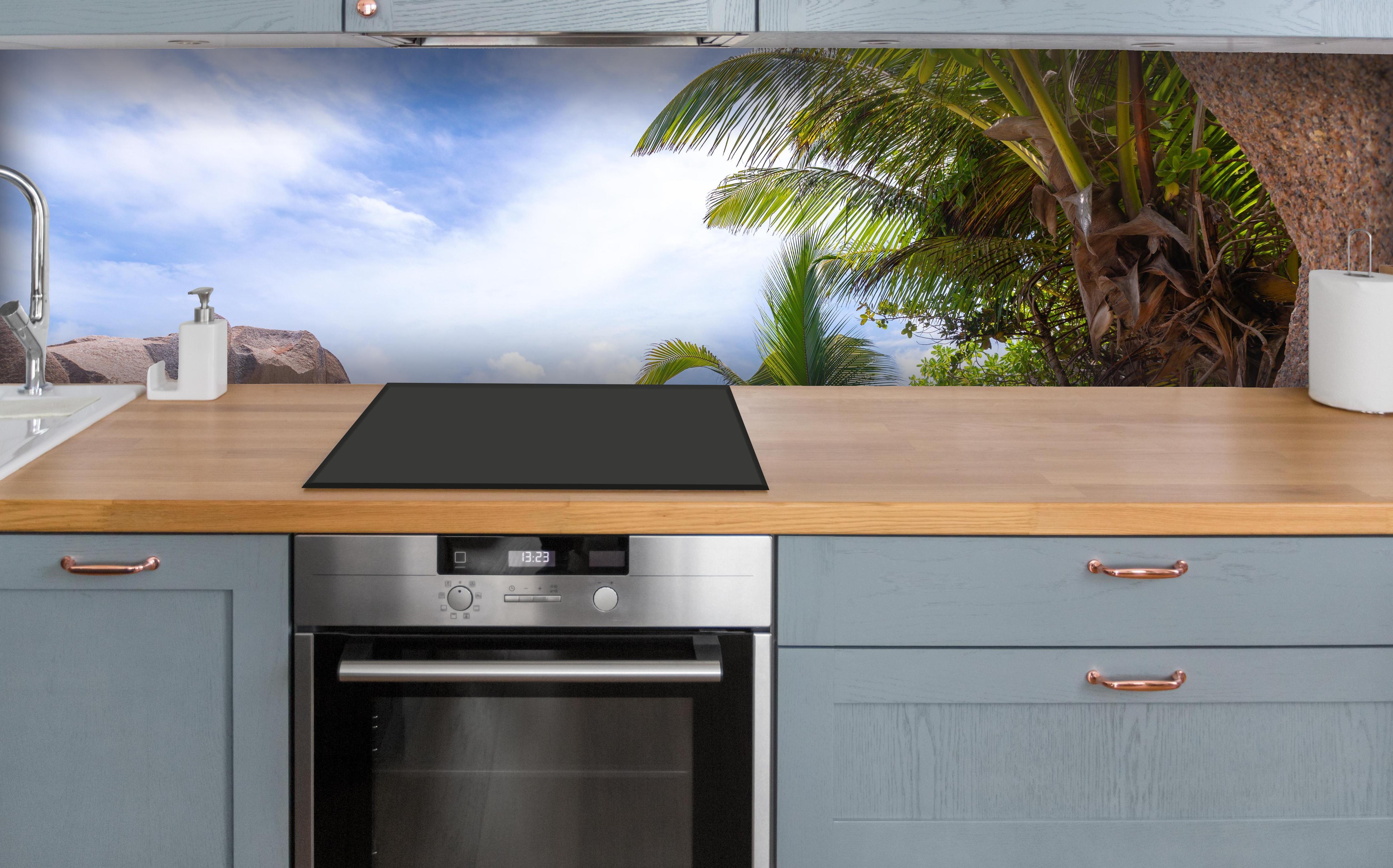 Küche - Der Traumstrand - Anse Source d Argent über polierter Holzarbeitsplatte mit Cerankochfeld