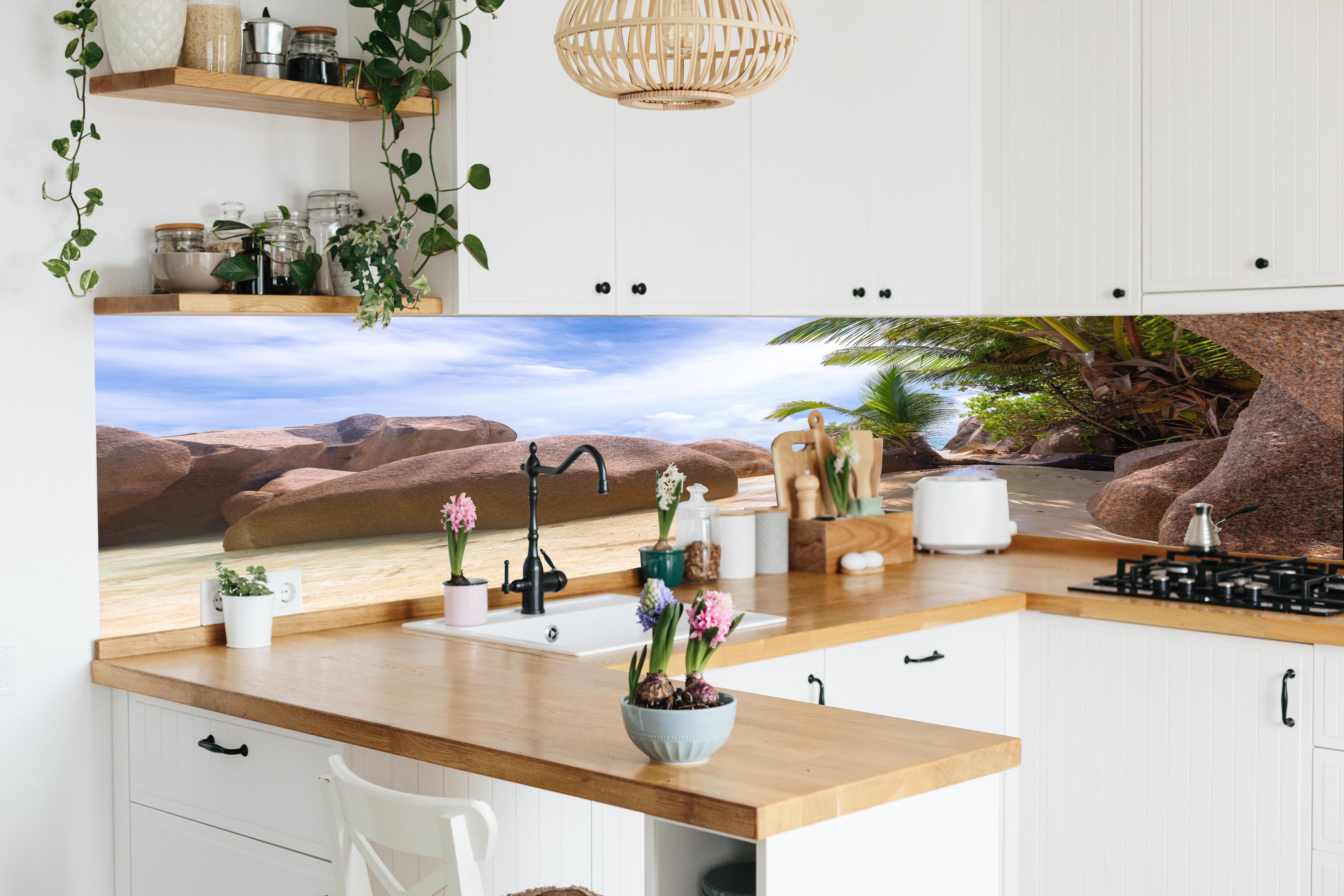 Küche - Der Traumstrand - Anse Source d Argent in lebendiger Küche mit bunten Blumen