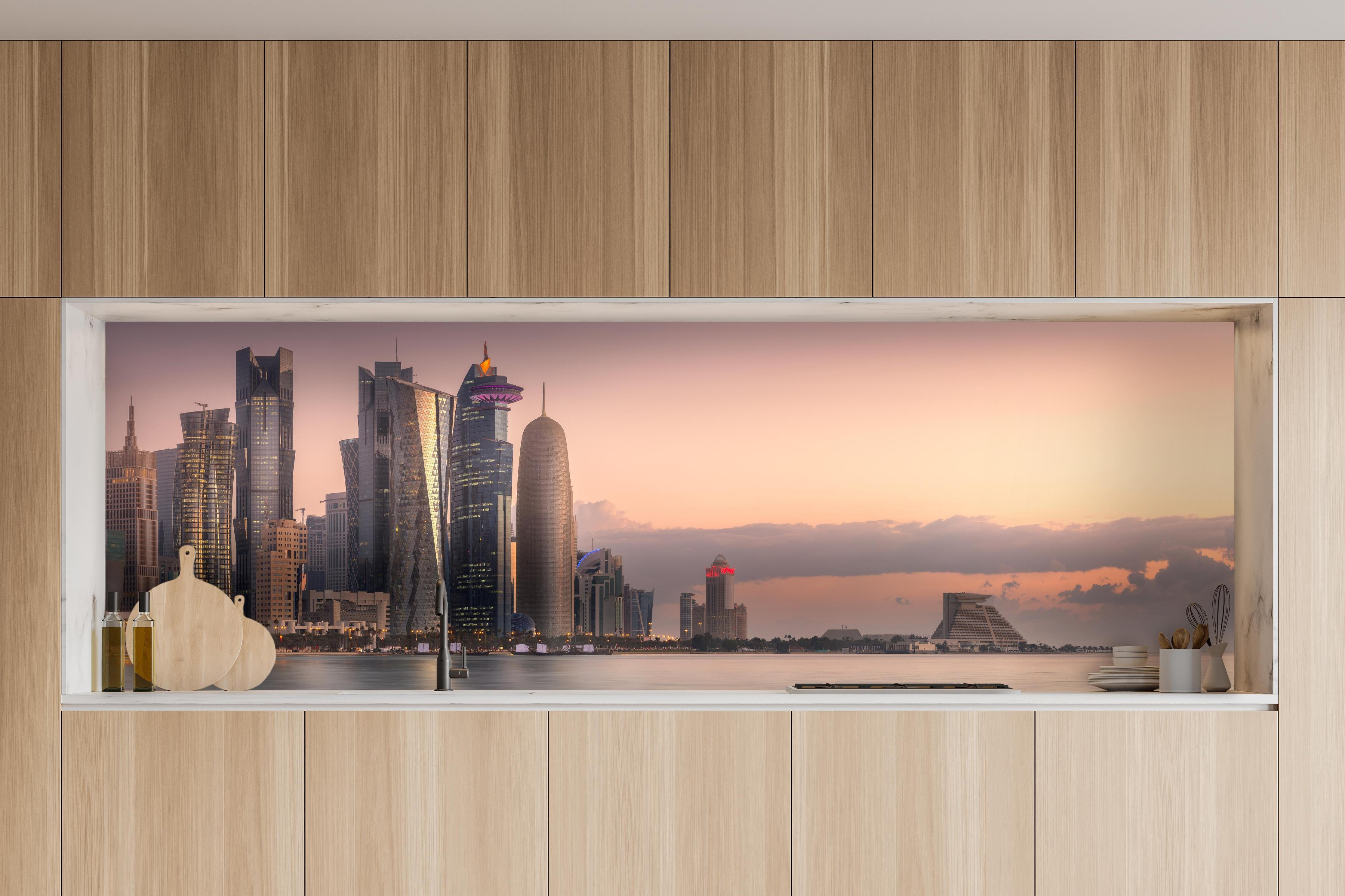 Küche - Die Skyline von West Bay und Doha City in charakteristischer Vollholz-Küche mit modernem Gasherd