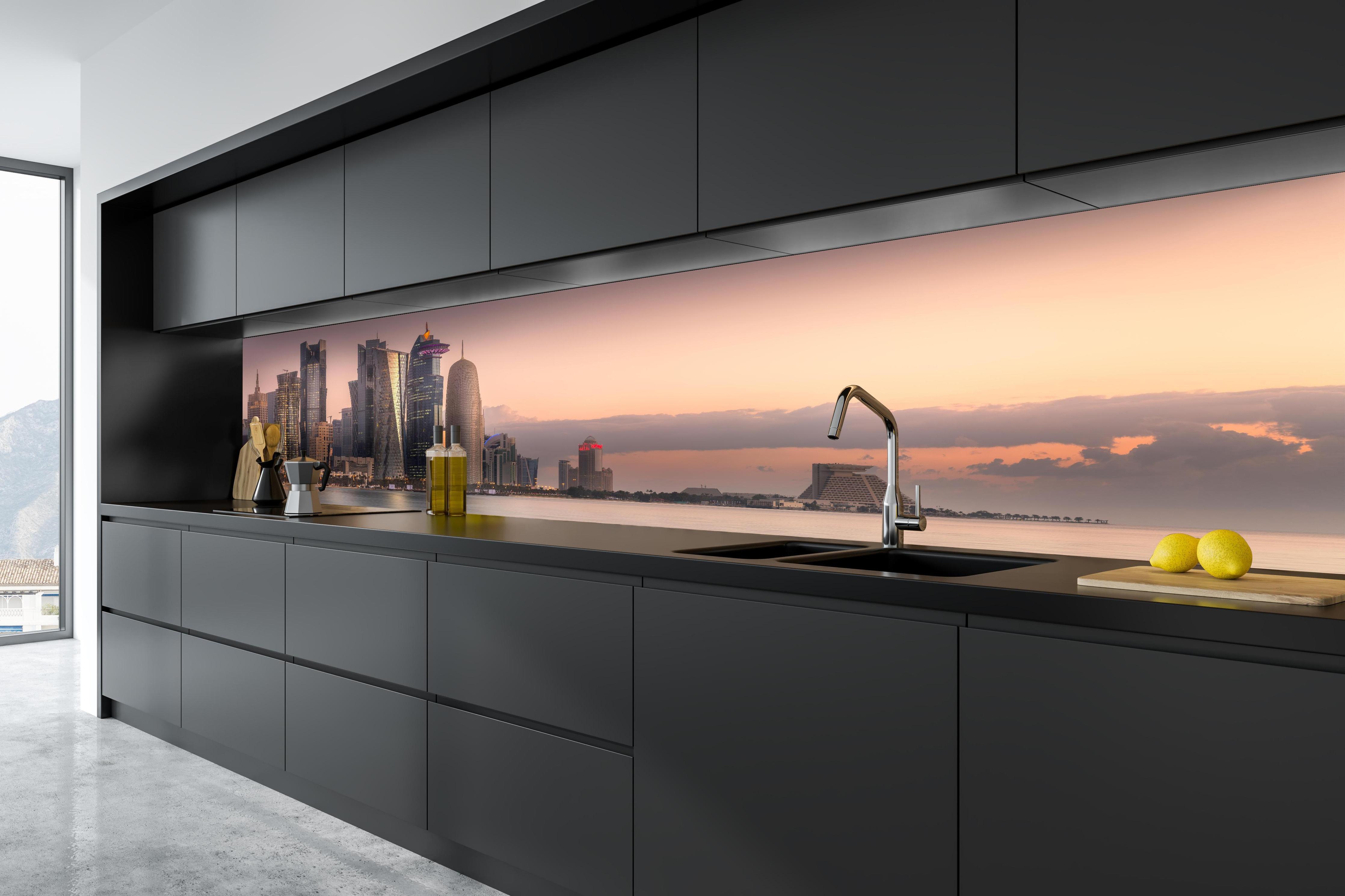 Küche - Die Skyline von West Bay und Doha City in tiefschwarzer matt-premium Einbauküche