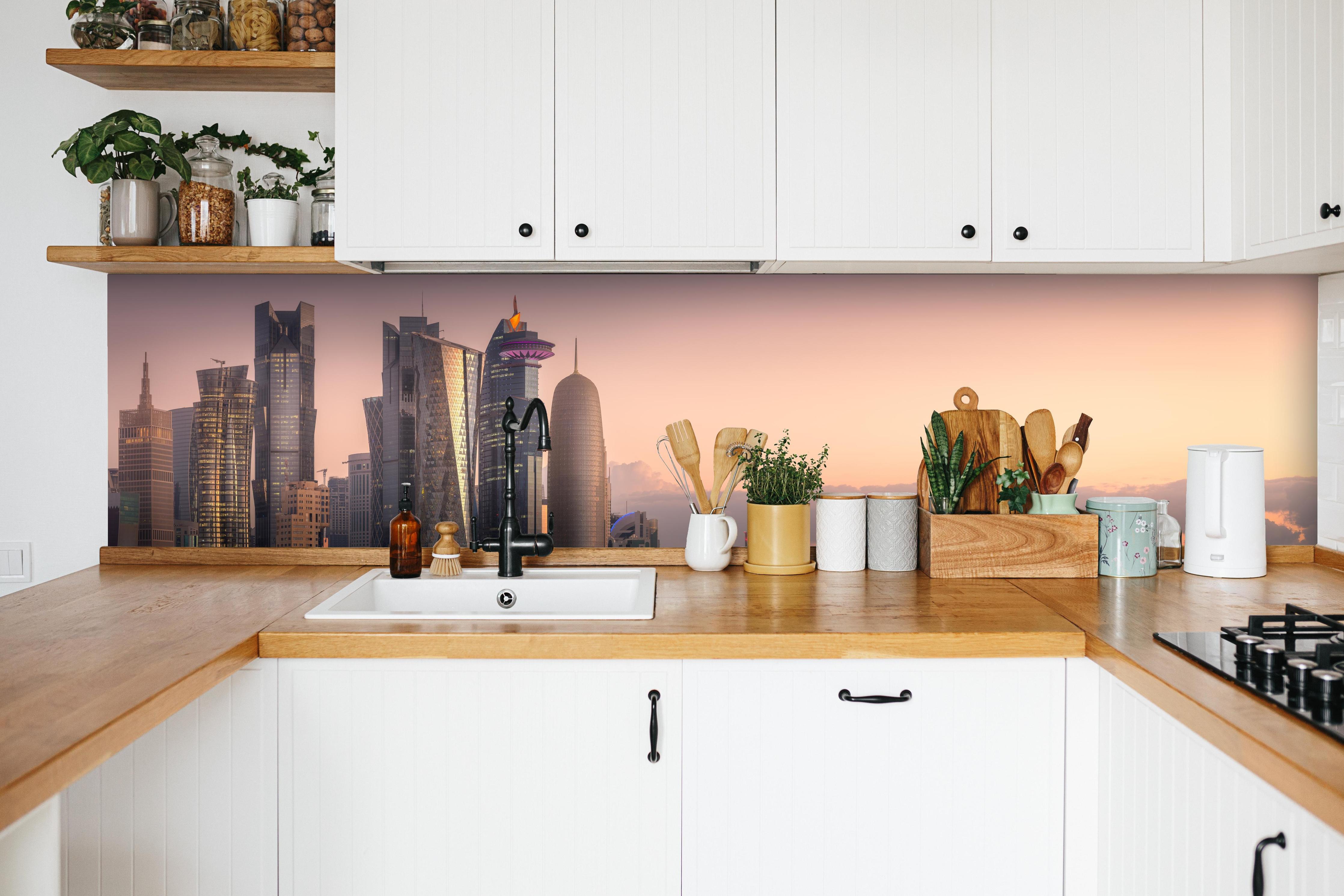 Küche - Die Skyline von West Bay und Doha City in weißer Küche hinter Gewürzen und Kochlöffeln aus Holz
